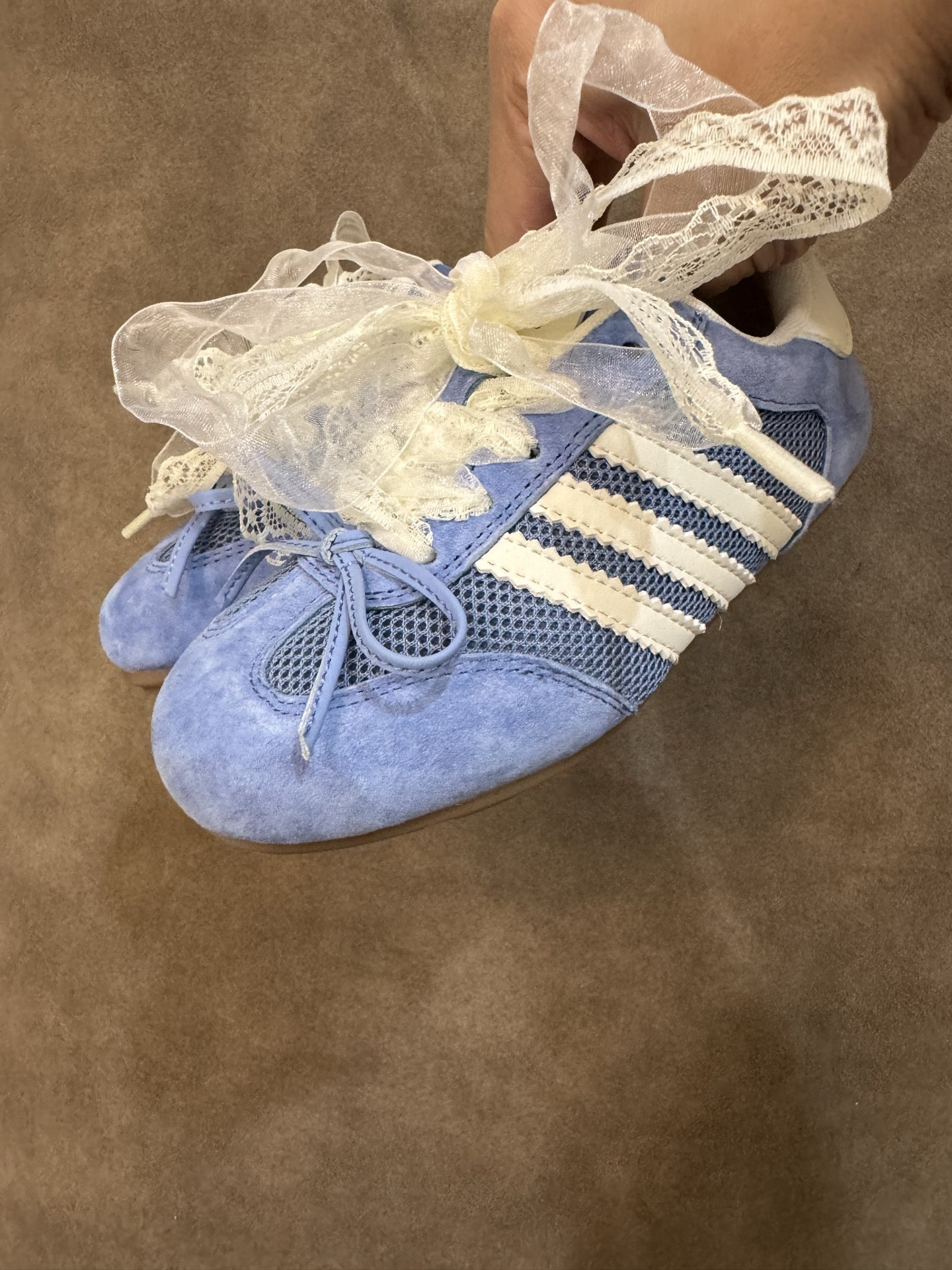 图片[2]-AD 三叶草蕾丝蝴蝶结跳舞鞋德训童鞋男女童鞋洋气休闲阿甘鞋 尺码：26-37码 百搭又不失时尚的三条纹 透气性网面，舒适不闷脚☁️ 橡胶耐磨防滑大底，脚感超赞👍🏻-选品中心