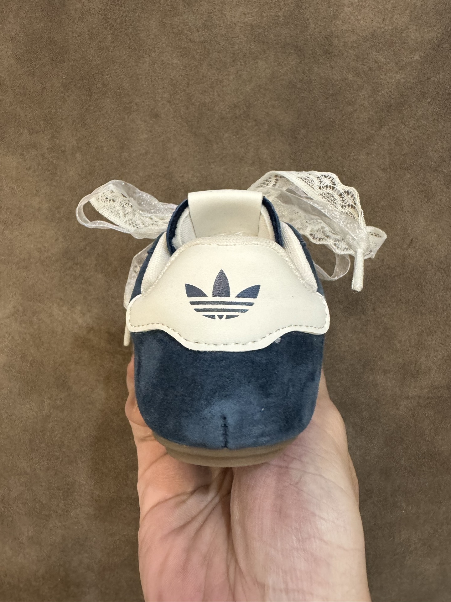 图片[7]-AD 三叶草蕾丝蝴蝶结跳舞鞋德训童鞋男女童鞋洋气休闲阿甘鞋 尺码：26-37码 百搭又不失时尚的三条纹 透气性网面，舒适不闷脚☁️ 橡胶耐磨防滑大底，脚感超赞👍🏻-选品中心