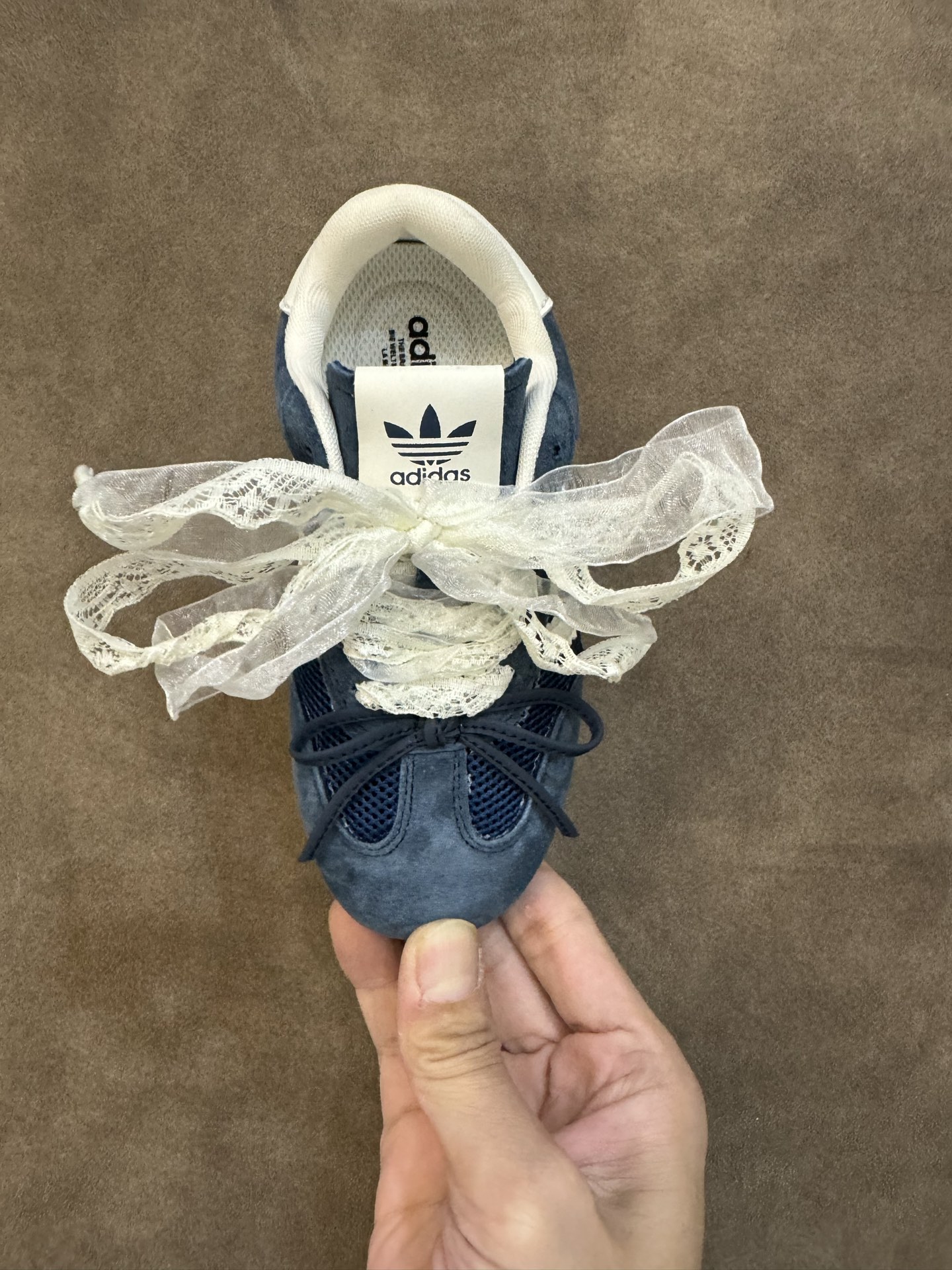 图片[6]-AD 三叶草蕾丝蝴蝶结跳舞鞋德训童鞋男女童鞋洋气休闲阿甘鞋 尺码：26-37码 百搭又不失时尚的三条纹 透气性网面，舒适不闷脚☁️ 橡胶耐磨防滑大底，脚感超赞👍🏻-选品中心