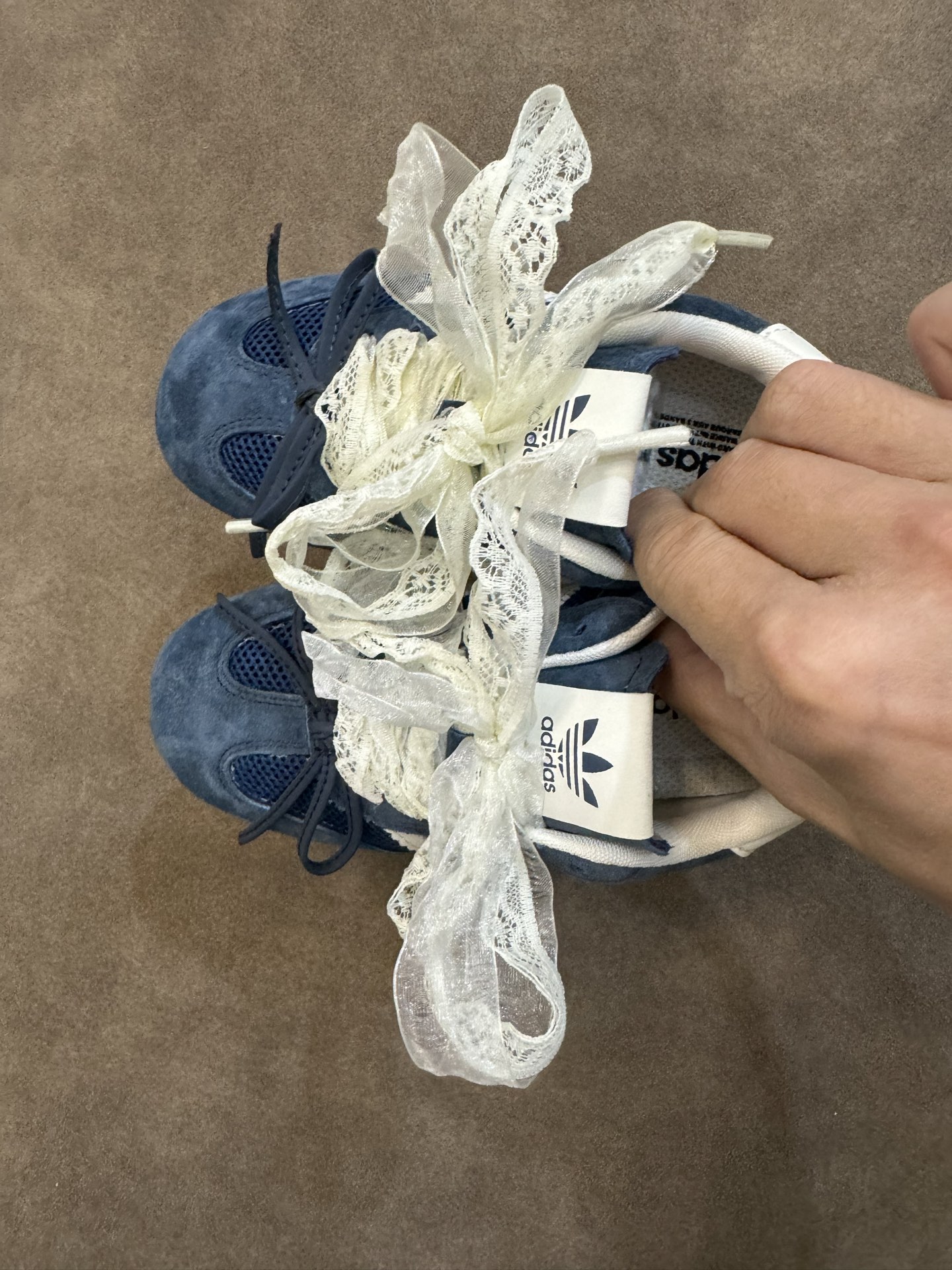 AD 三叶草蕾丝蝴蝶结跳舞鞋德训童鞋男女童鞋洋气休闲阿甘鞋 尺码：26-37码 百搭又不失时尚的三条纹 透气性网面，舒适不闷脚☁️ 橡胶耐磨防滑大底，脚感超赞👍🏻-选品中心