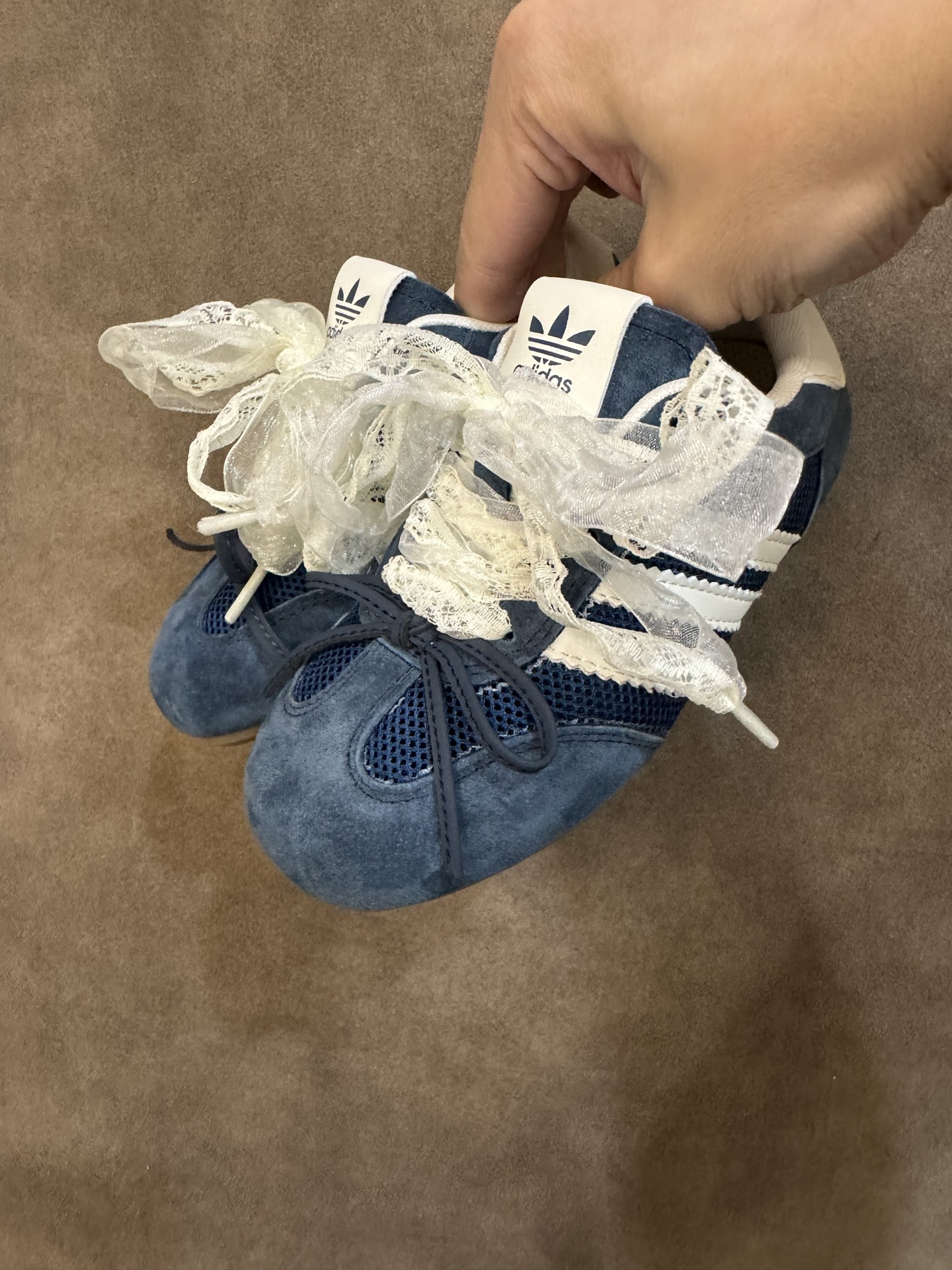 图片[2]-AD 三叶草蕾丝蝴蝶结跳舞鞋德训童鞋男女童鞋洋气休闲阿甘鞋 尺码：26-37码 百搭又不失时尚的三条纹 透气性网面，舒适不闷脚☁️ 橡胶耐磨防滑大底，脚感超赞👍🏻-选品中心