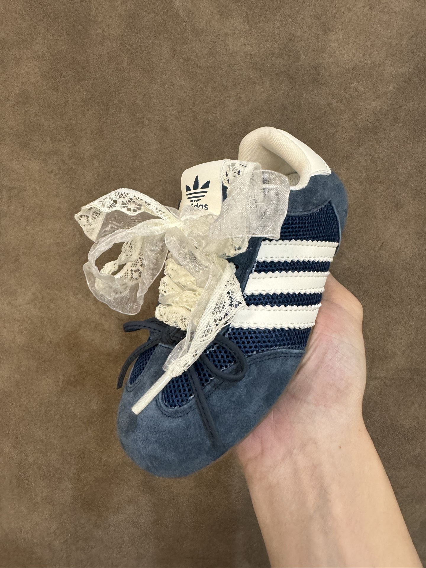 图片[3]-AD 三叶草蕾丝蝴蝶结跳舞鞋德训童鞋男女童鞋洋气休闲阿甘鞋 尺码：26-37码 百搭又不失时尚的三条纹 透气性网面，舒适不闷脚☁️ 橡胶耐磨防滑大底，脚感超赞👍🏻-选品中心