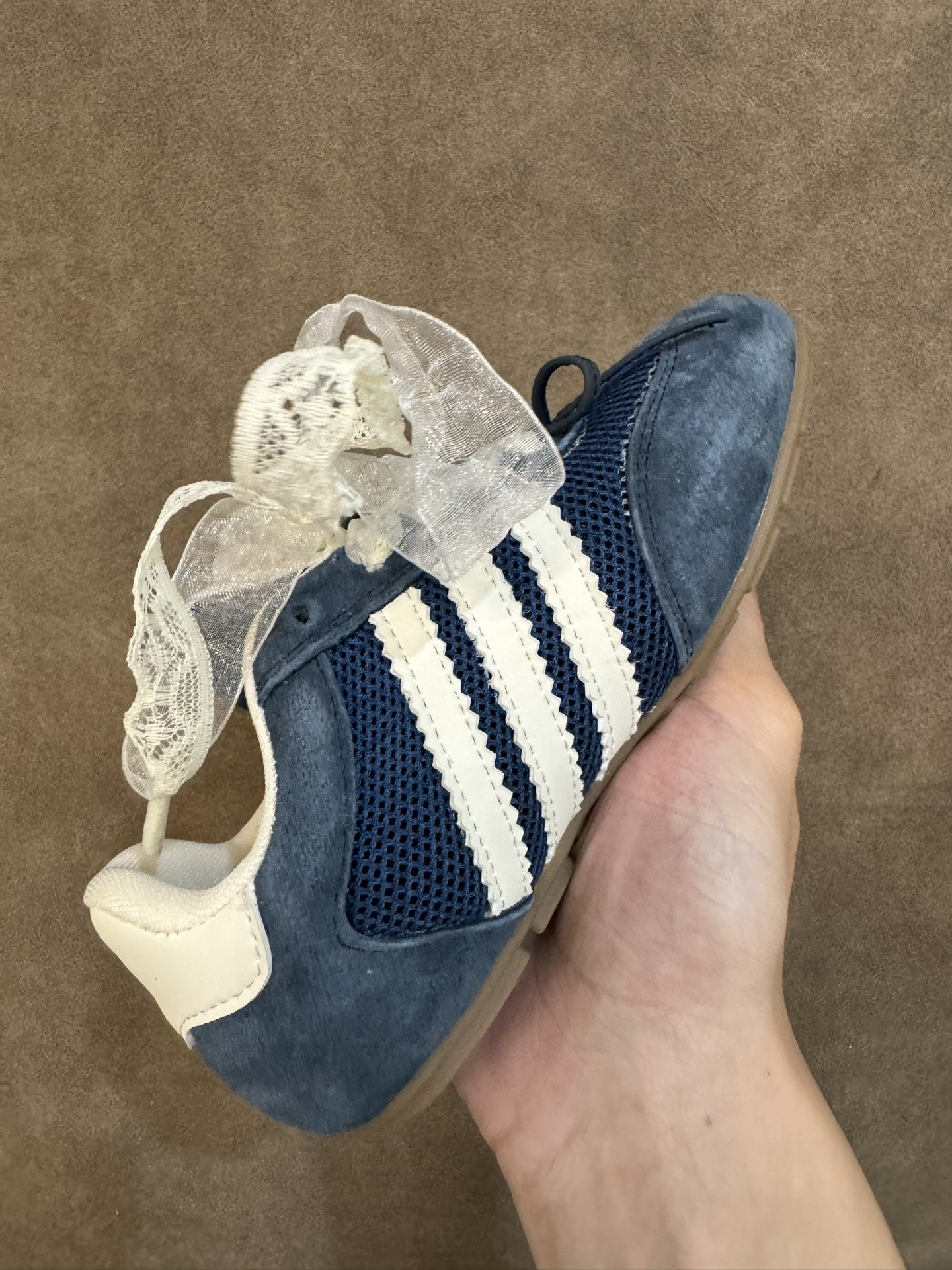 图片[4]-AD 三叶草蕾丝蝴蝶结跳舞鞋德训童鞋男女童鞋洋气休闲阿甘鞋 尺码：26-37码 百搭又不失时尚的三条纹 透气性网面，舒适不闷脚☁️ 橡胶耐磨防滑大底，脚感超赞👍🏻-选品中心