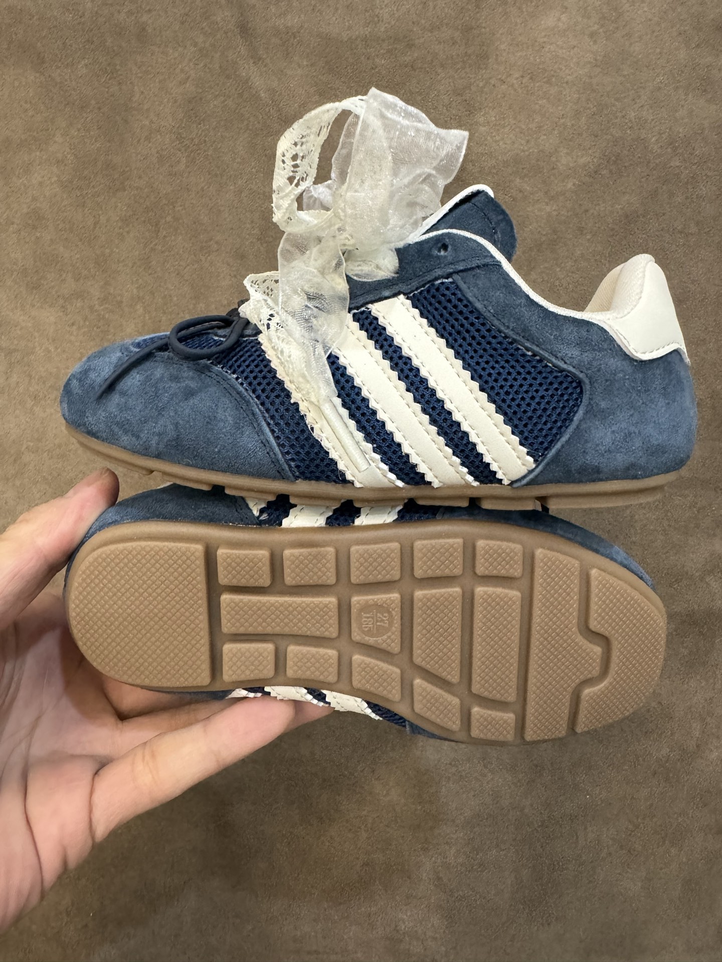 图片[9]-AD 三叶草蕾丝蝴蝶结跳舞鞋德训童鞋男女童鞋洋气休闲阿甘鞋 尺码：26-37码 百搭又不失时尚的三条纹 透气性网面，舒适不闷脚☁️ 橡胶耐磨防滑大底，脚感超赞👍🏻-选品中心