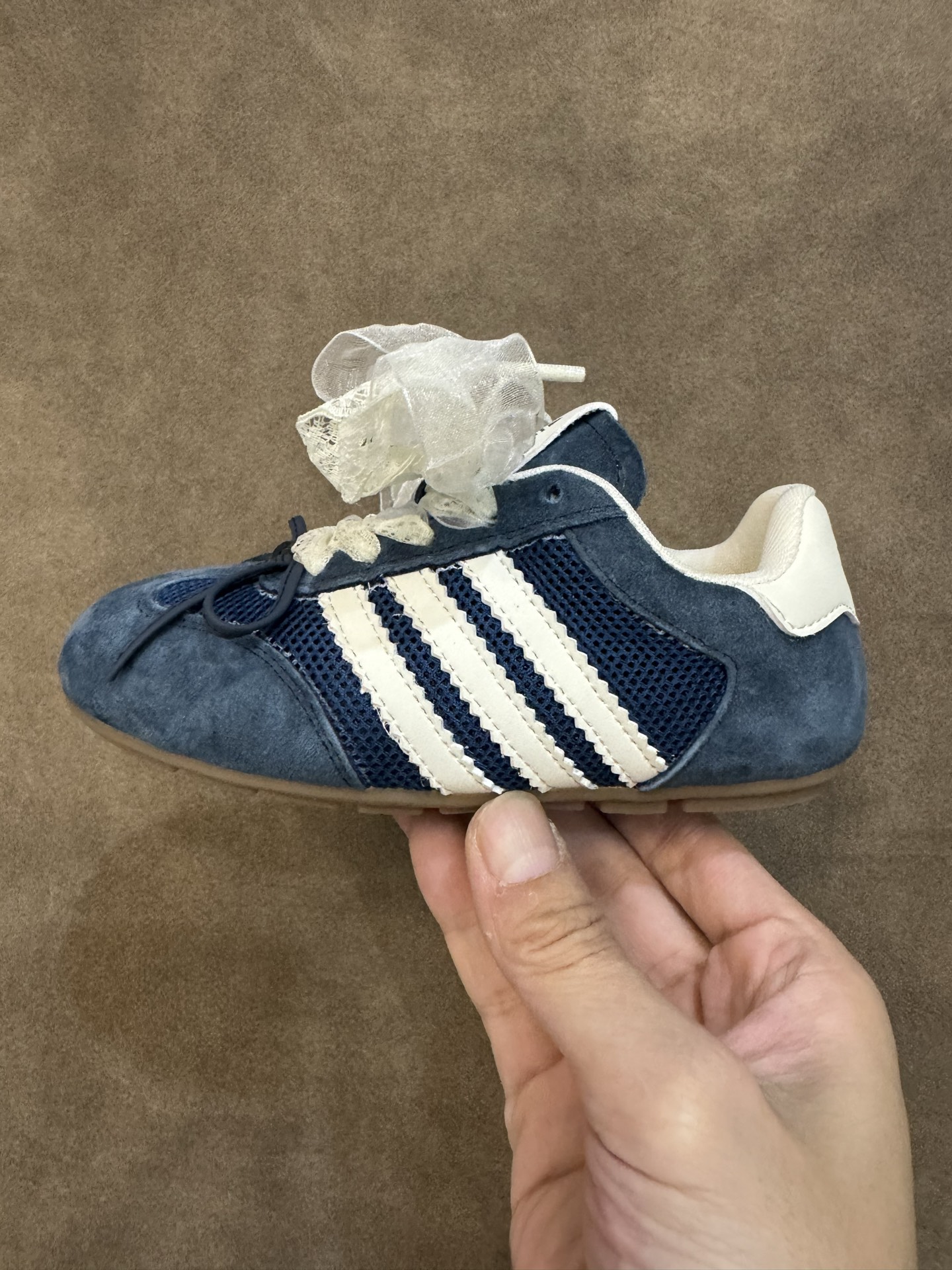 图片[5]-AD 三叶草蕾丝蝴蝶结跳舞鞋德训童鞋男女童鞋洋气休闲阿甘鞋 尺码：26-37码 百搭又不失时尚的三条纹 透气性网面，舒适不闷脚☁️ 橡胶耐磨防滑大底，脚感超赞👍🏻-选品中心