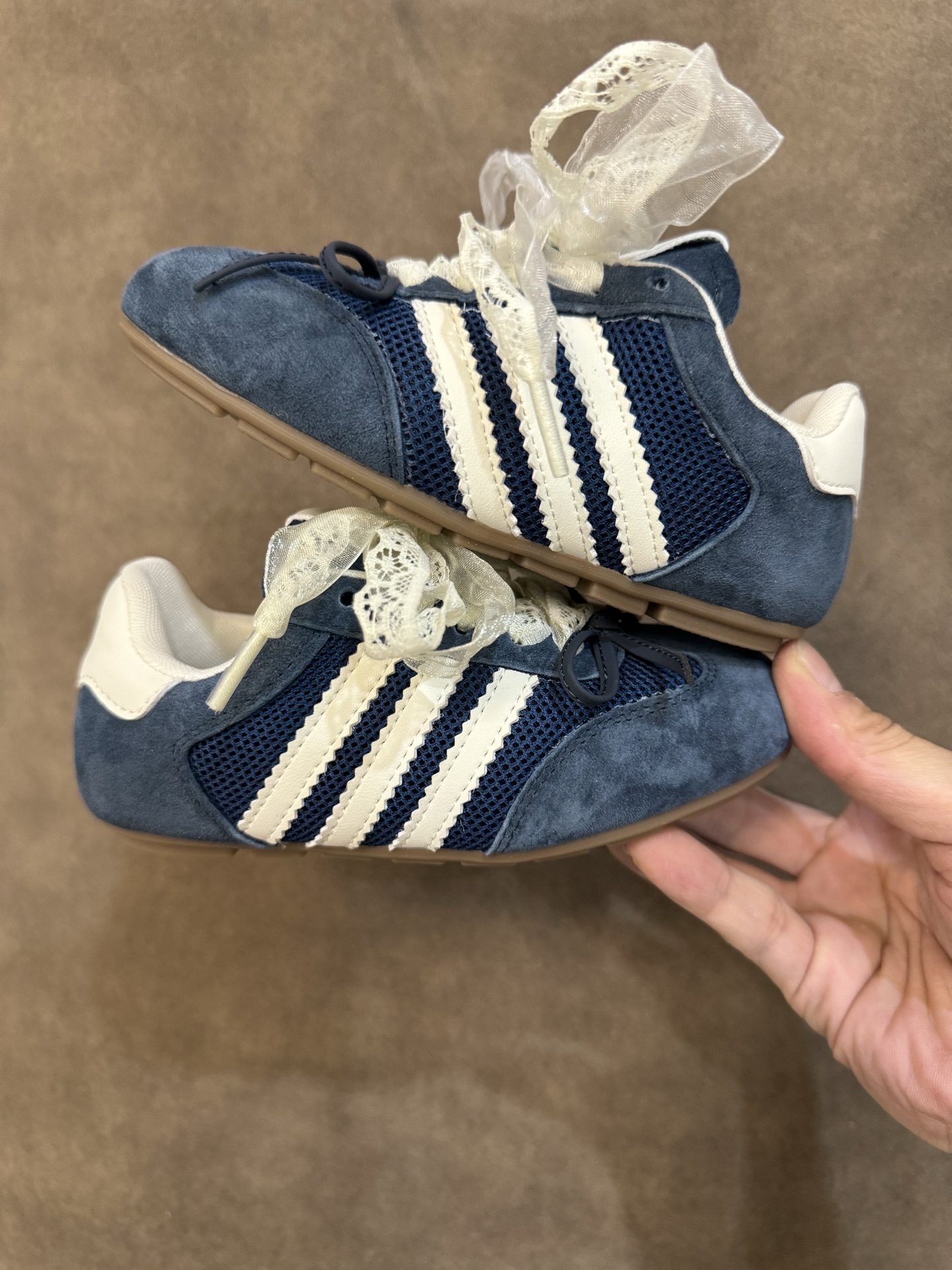 图片[8]-AD 三叶草蕾丝蝴蝶结跳舞鞋德训童鞋男女童鞋洋气休闲阿甘鞋 尺码：26-37码 百搭又不失时尚的三条纹 透气性网面，舒适不闷脚☁️ 橡胶耐磨防滑大底，脚感超赞👍🏻-选品中心