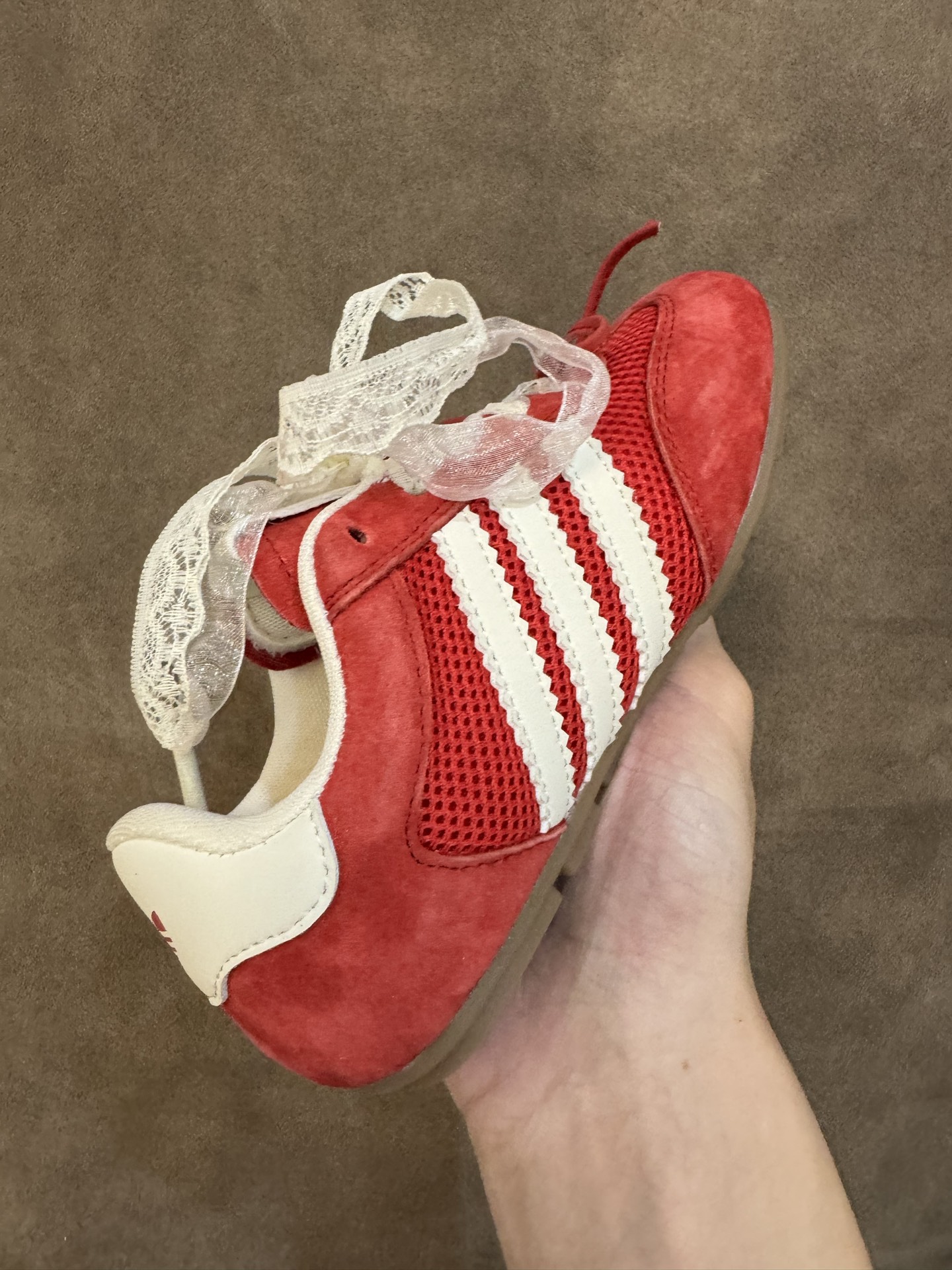 图片[4]-AD 三叶草蕾丝蝴蝶结跳舞鞋德训童鞋男女童鞋洋气休闲阿甘鞋 尺码：26-37码 百搭又不失时尚的三条纹 透气性网面，舒适不闷脚☁️ 橡胶耐磨防滑大底，脚感超赞👍🏻-选品中心