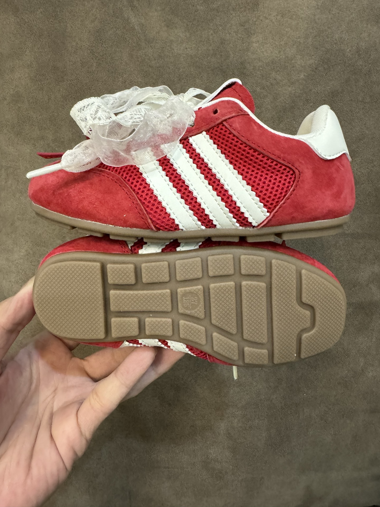 图片[9]-AD 三叶草蕾丝蝴蝶结跳舞鞋德训童鞋男女童鞋洋气休闲阿甘鞋 尺码：26-37码 百搭又不失时尚的三条纹 透气性网面，舒适不闷脚☁️ 橡胶耐磨防滑大底，脚感超赞👍🏻-选品中心