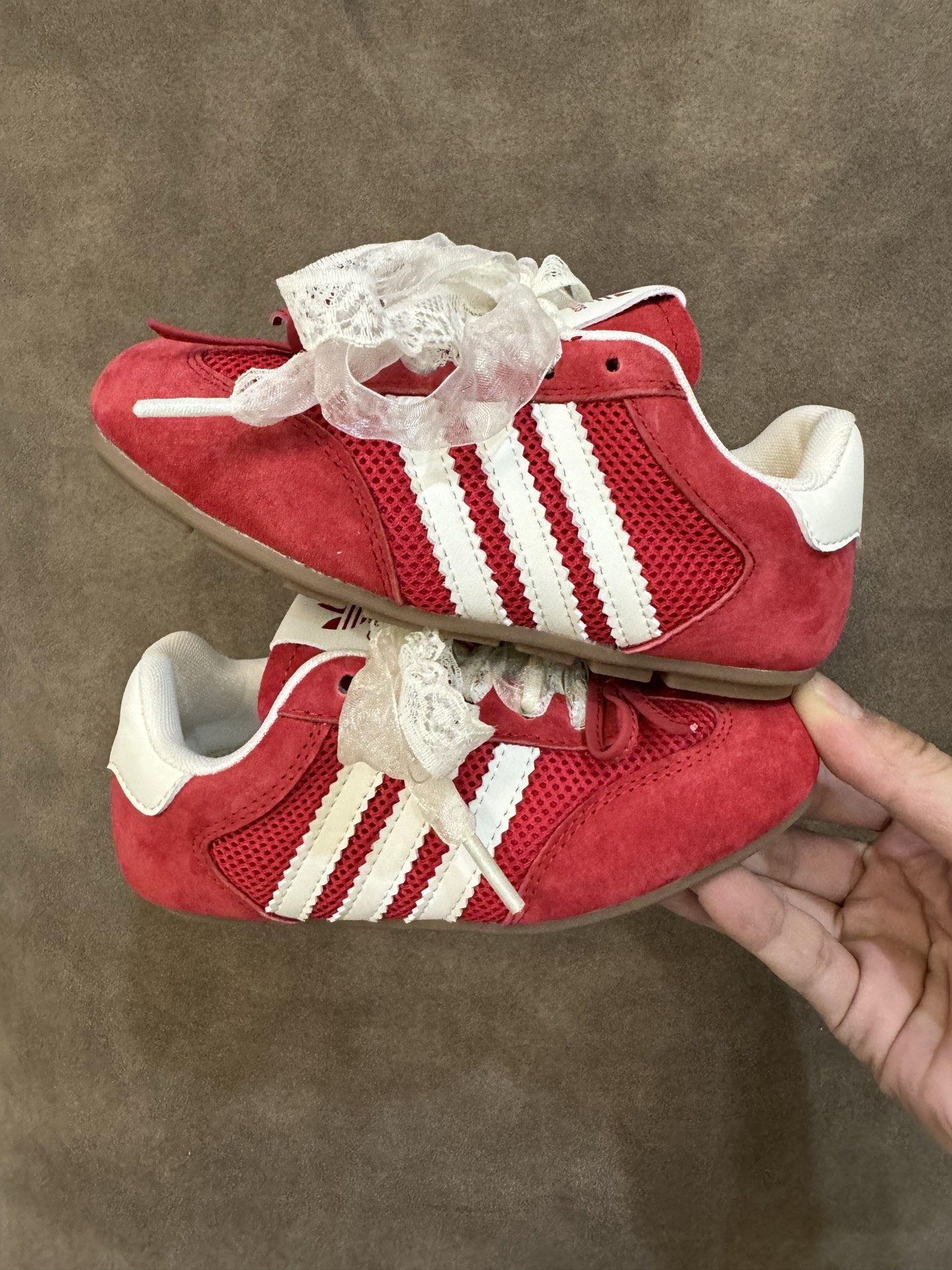 图片[8]-AD 三叶草蕾丝蝴蝶结跳舞鞋德训童鞋男女童鞋洋气休闲阿甘鞋 尺码：26-37码 百搭又不失时尚的三条纹 透气性网面，舒适不闷脚☁️ 橡胶耐磨防滑大底，脚感超赞👍🏻-选品中心