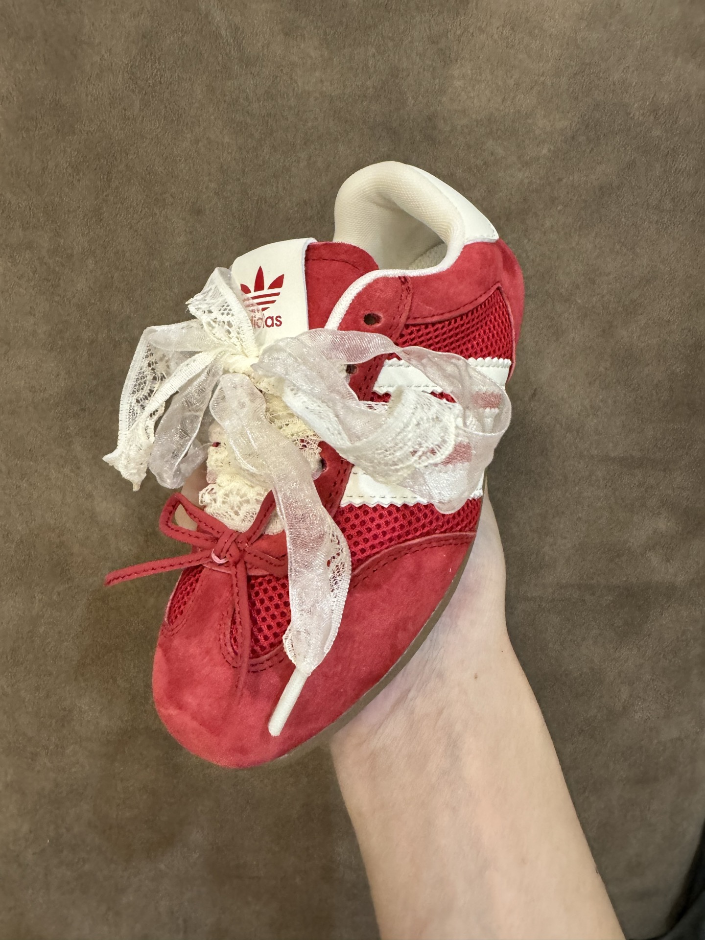 图片[3]-AD 三叶草蕾丝蝴蝶结跳舞鞋德训童鞋男女童鞋洋气休闲阿甘鞋 尺码：26-37码 百搭又不失时尚的三条纹 透气性网面，舒适不闷脚☁️ 橡胶耐磨防滑大底，脚感超赞👍🏻-选品中心