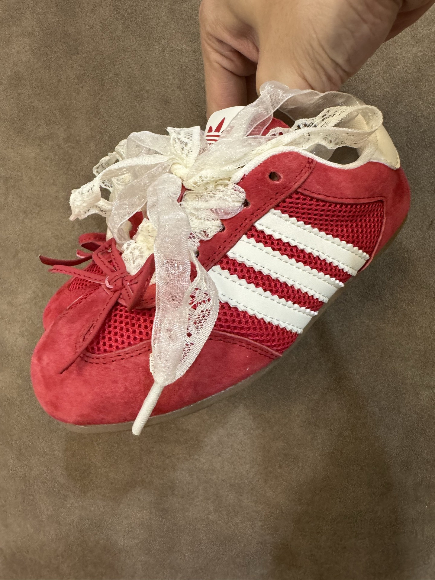 图片[2]-AD 三叶草蕾丝蝴蝶结跳舞鞋德训童鞋男女童鞋洋气休闲阿甘鞋 尺码：26-37码 百搭又不失时尚的三条纹 透气性网面，舒适不闷脚☁️ 橡胶耐磨防滑大底，脚感超赞👍🏻-选品中心