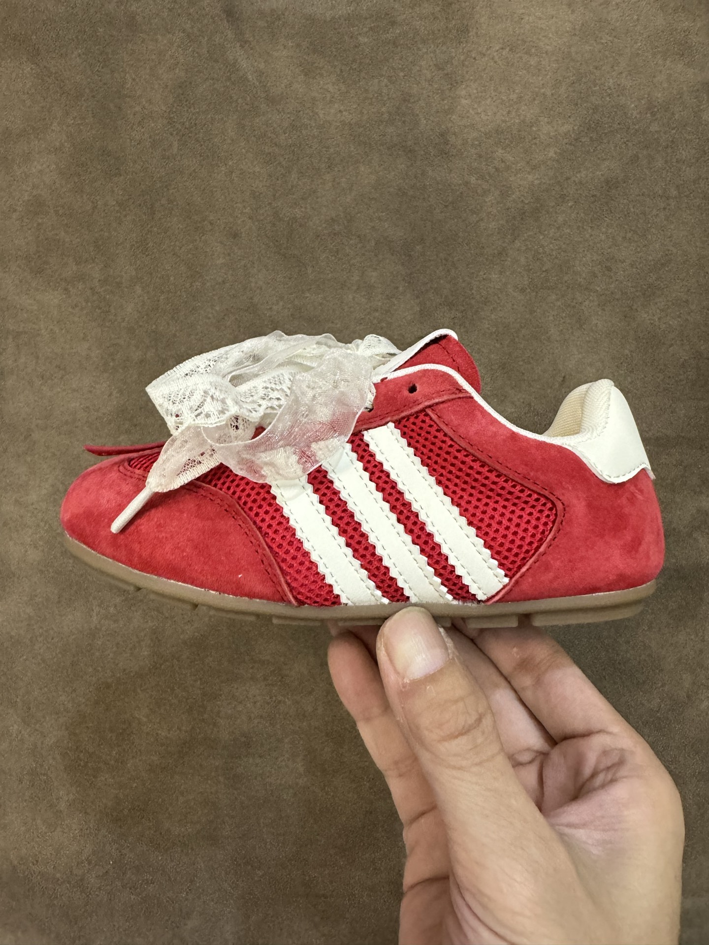 图片[5]-AD 三叶草蕾丝蝴蝶结跳舞鞋德训童鞋男女童鞋洋气休闲阿甘鞋 尺码：26-37码 百搭又不失时尚的三条纹 透气性网面，舒适不闷脚☁️ 橡胶耐磨防滑大底，脚感超赞👍🏻-选品中心