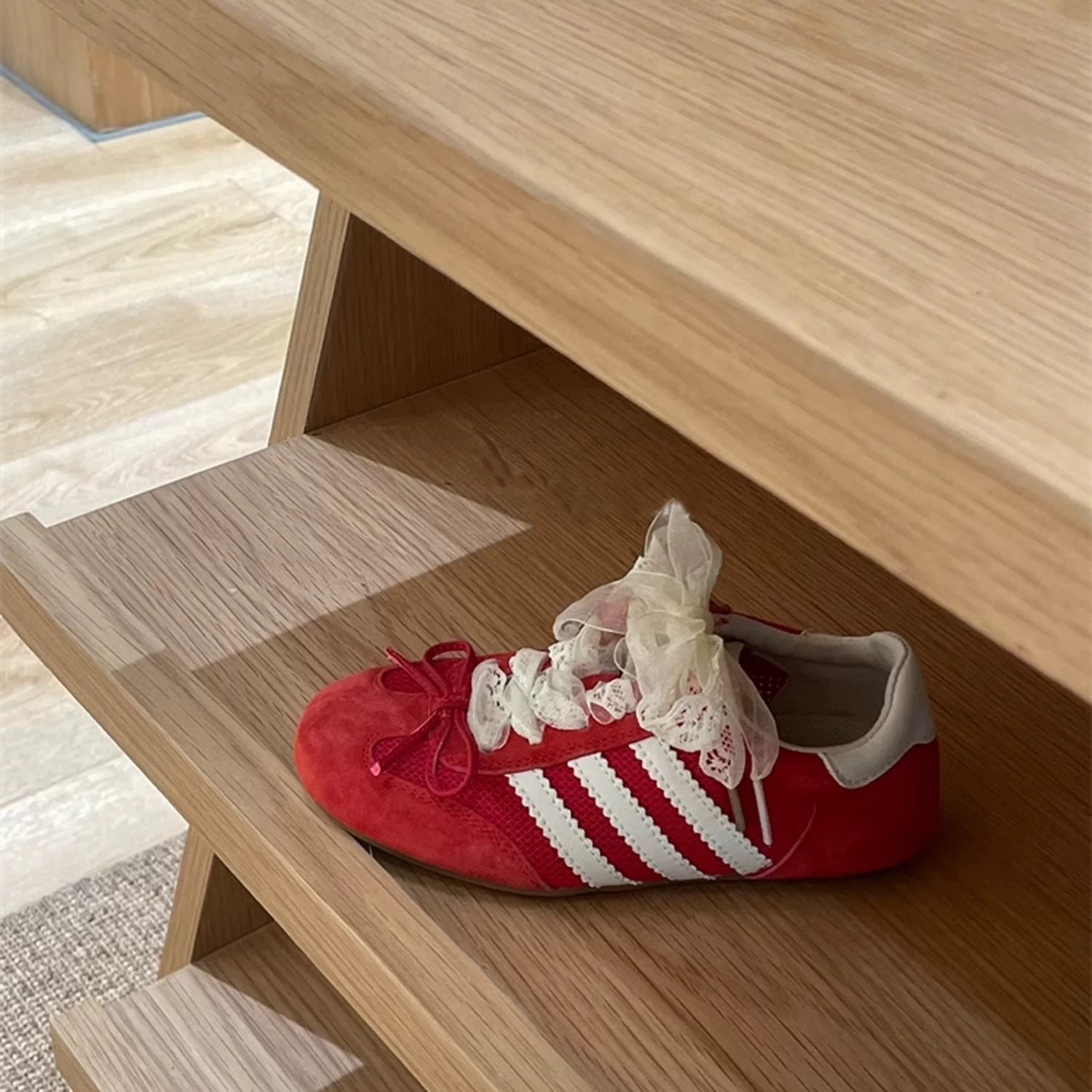 图片[2]-AD 三叶草蕾丝蝴蝶结跳舞鞋德训童鞋男女童鞋洋气休闲阿甘鞋 尺码：26-37码 百搭又不失时尚的三条纹 透气性网面，舒适不闷脚☁️ 橡胶耐磨防滑大底，脚感超赞👍🏻-选品中心