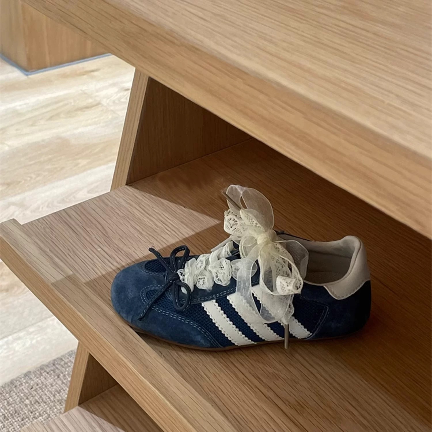 AD 三叶草蕾丝蝴蝶结跳舞鞋德训童鞋男女童鞋洋气休闲阿甘鞋 尺码：26-37码 百搭又不失时尚的三条纹 透气性网面，舒适不闷脚☁️ 橡胶耐磨防滑大底，脚感超赞👍🏻-选品中心