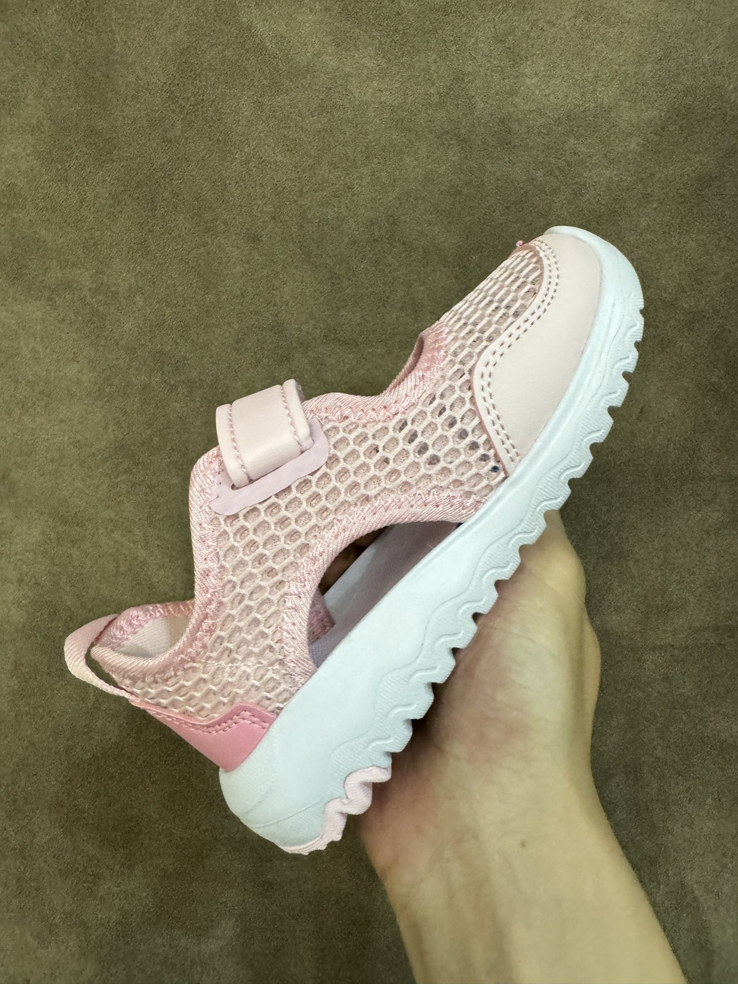 图片[5]-adidas阿迪达斯男女婴童魔术贴设计轻便凉鞋 尺码：22-27 小童 百搭又不失时尚的三条纹 透气性网面，舒适不闷脚☁️ 耐磨防滑大底，脚感超赞👍🏻-选品中心