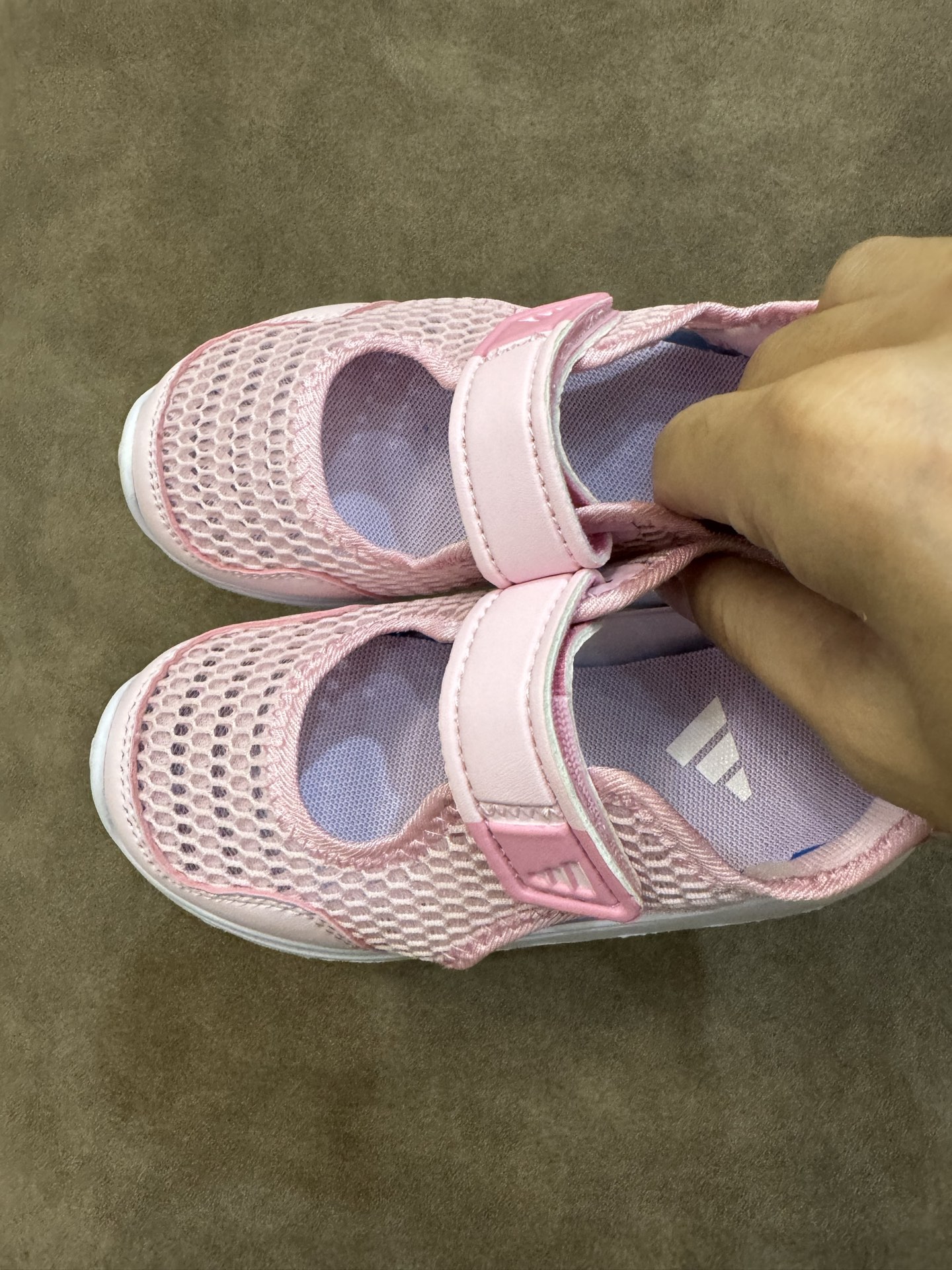 图片[2]-adidas阿迪达斯男女婴童魔术贴设计轻便凉鞋 尺码：22-27 小童 百搭又不失时尚的三条纹 透气性网面，舒适不闷脚☁️ 耐磨防滑大底，脚感超赞👍🏻-选品中心