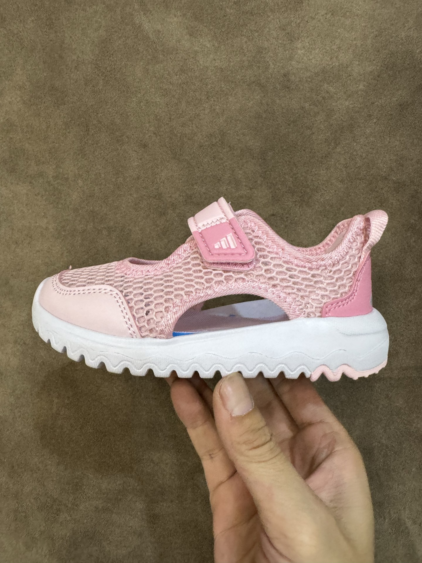 图片[3]-adidas阿迪达斯男女婴童魔术贴设计轻便凉鞋 尺码：22-27 小童 百搭又不失时尚的三条纹 透气性网面，舒适不闷脚☁️ 耐磨防滑大底，脚感超赞👍🏻-选品中心