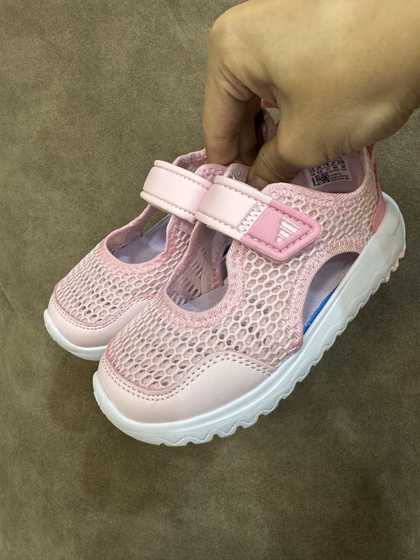 adidas阿迪达斯男女婴童魔术贴设计轻便凉鞋 尺码：22-27 小童 百搭又不失时尚的三条纹 透气性网面，舒适不闷脚☁️ 耐磨防滑大底，脚感超赞👍🏻-选品中心