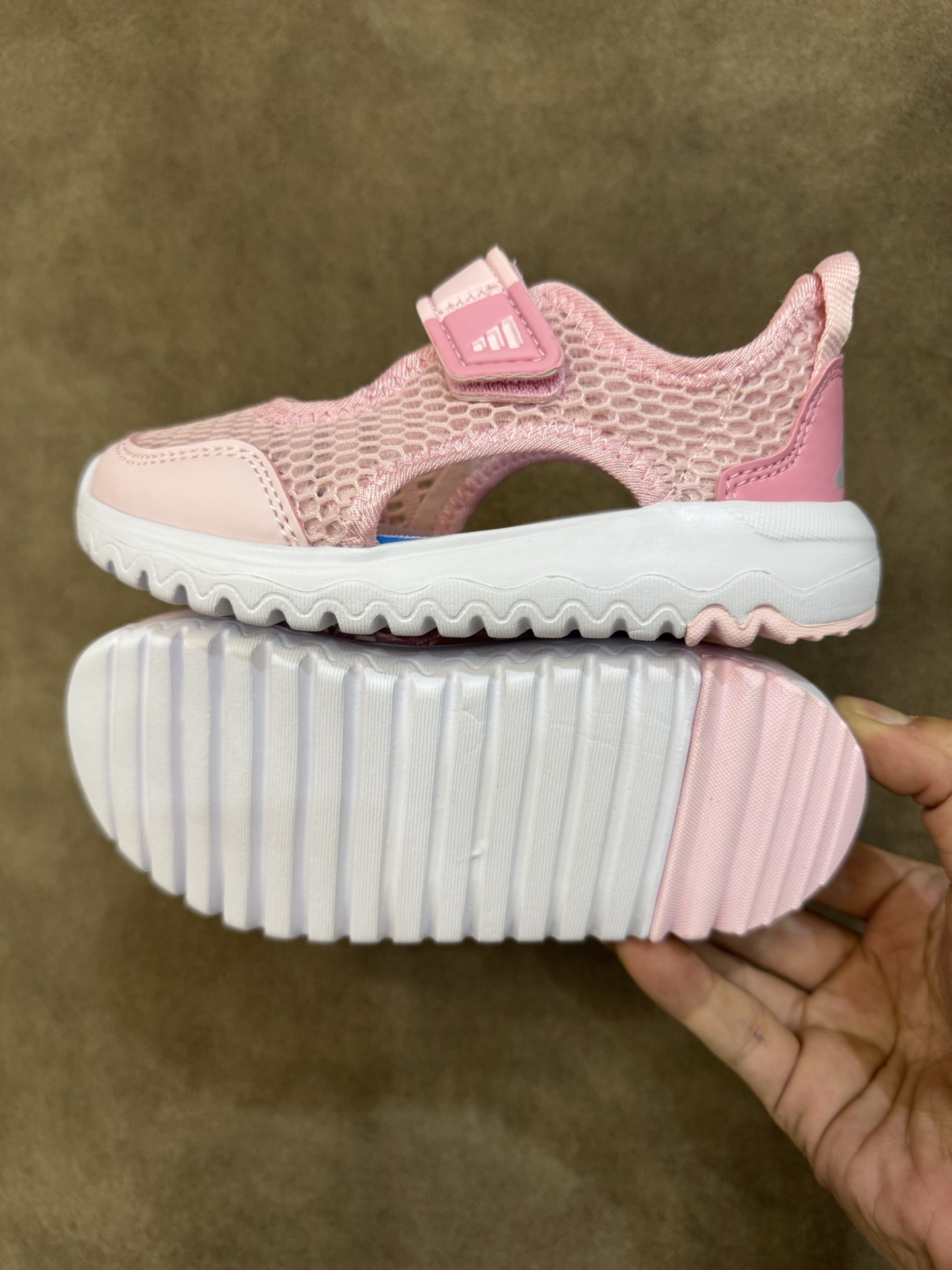 图片[9]-adidas阿迪达斯男女婴童魔术贴设计轻便凉鞋 尺码：22-27 小童 百搭又不失时尚的三条纹 透气性网面，舒适不闷脚☁️ 耐磨防滑大底，脚感超赞👍🏻-选品中心