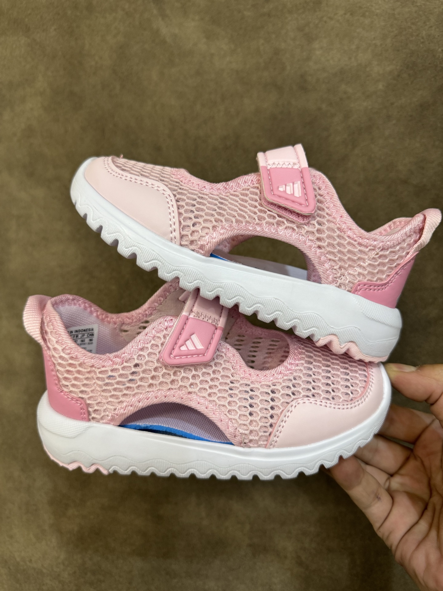 图片[8]-adidas阿迪达斯男女婴童魔术贴设计轻便凉鞋 尺码：22-27 小童 百搭又不失时尚的三条纹 透气性网面，舒适不闷脚☁️ 耐磨防滑大底，脚感超赞👍🏻-选品中心