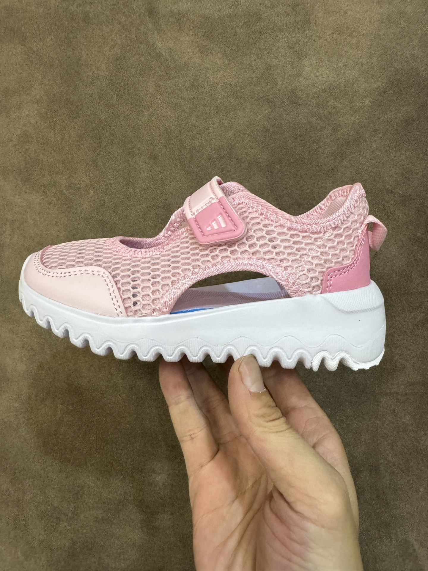 图片[3]-adidas阿迪达斯男女婴童魔术贴设计轻便凉鞋 尺码：28-37大童 百搭又不失时尚的三条纹 透气性网面，舒适不闷脚☁️ 耐磨防滑大底，脚感超赞👍🏻-选品中心