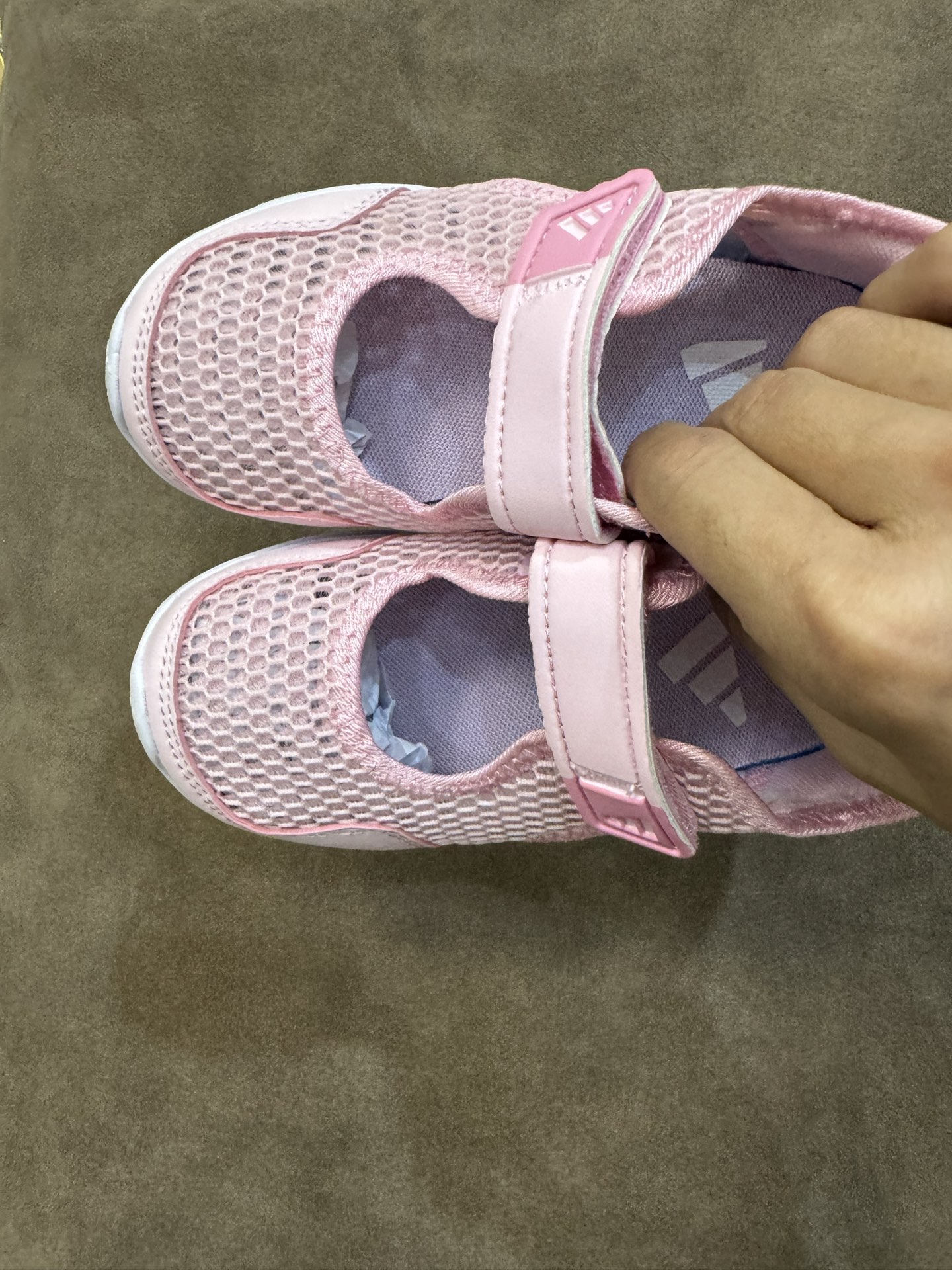 图片[2]-adidas阿迪达斯男女婴童魔术贴设计轻便凉鞋 尺码：28-37大童 百搭又不失时尚的三条纹 透气性网面，舒适不闷脚☁️ 耐磨防滑大底，脚感超赞👍🏻-选品中心