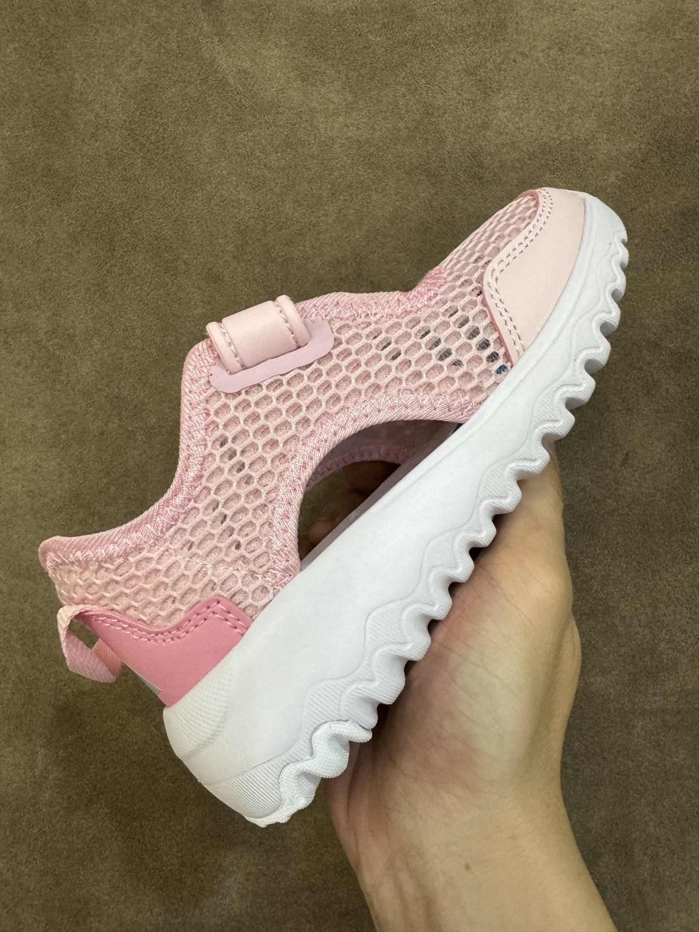 图片[6]-adidas阿迪达斯男女婴童魔术贴设计轻便凉鞋 尺码：28-37大童 百搭又不失时尚的三条纹 透气性网面，舒适不闷脚☁️ 耐磨防滑大底，脚感超赞👍🏻-选品中心