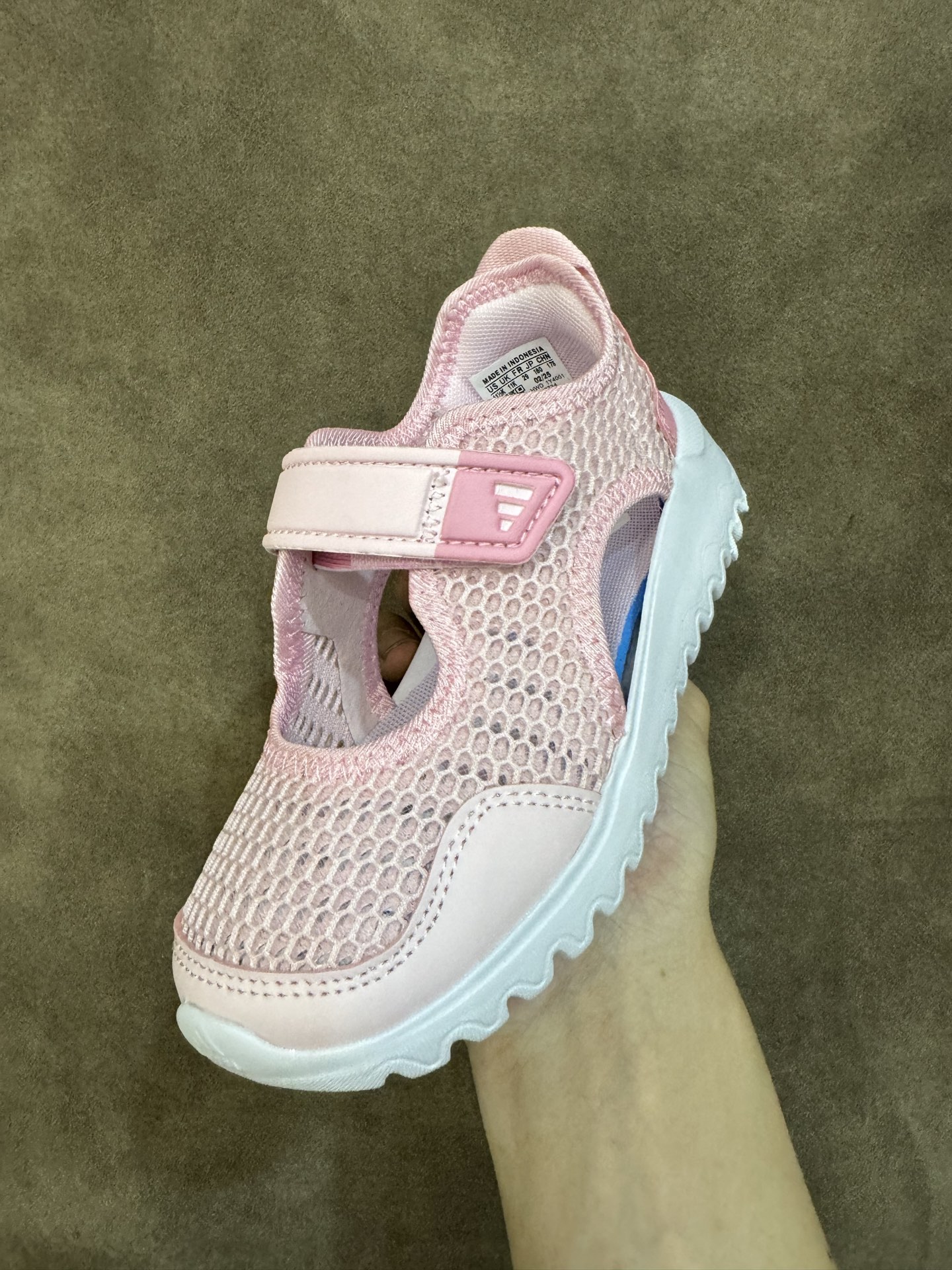 图片[4]-adidas阿迪达斯男女婴童魔术贴设计轻便凉鞋 尺码：28-37大童 百搭又不失时尚的三条纹 透气性网面，舒适不闷脚☁️ 耐磨防滑大底，脚感超赞👍🏻-选品中心