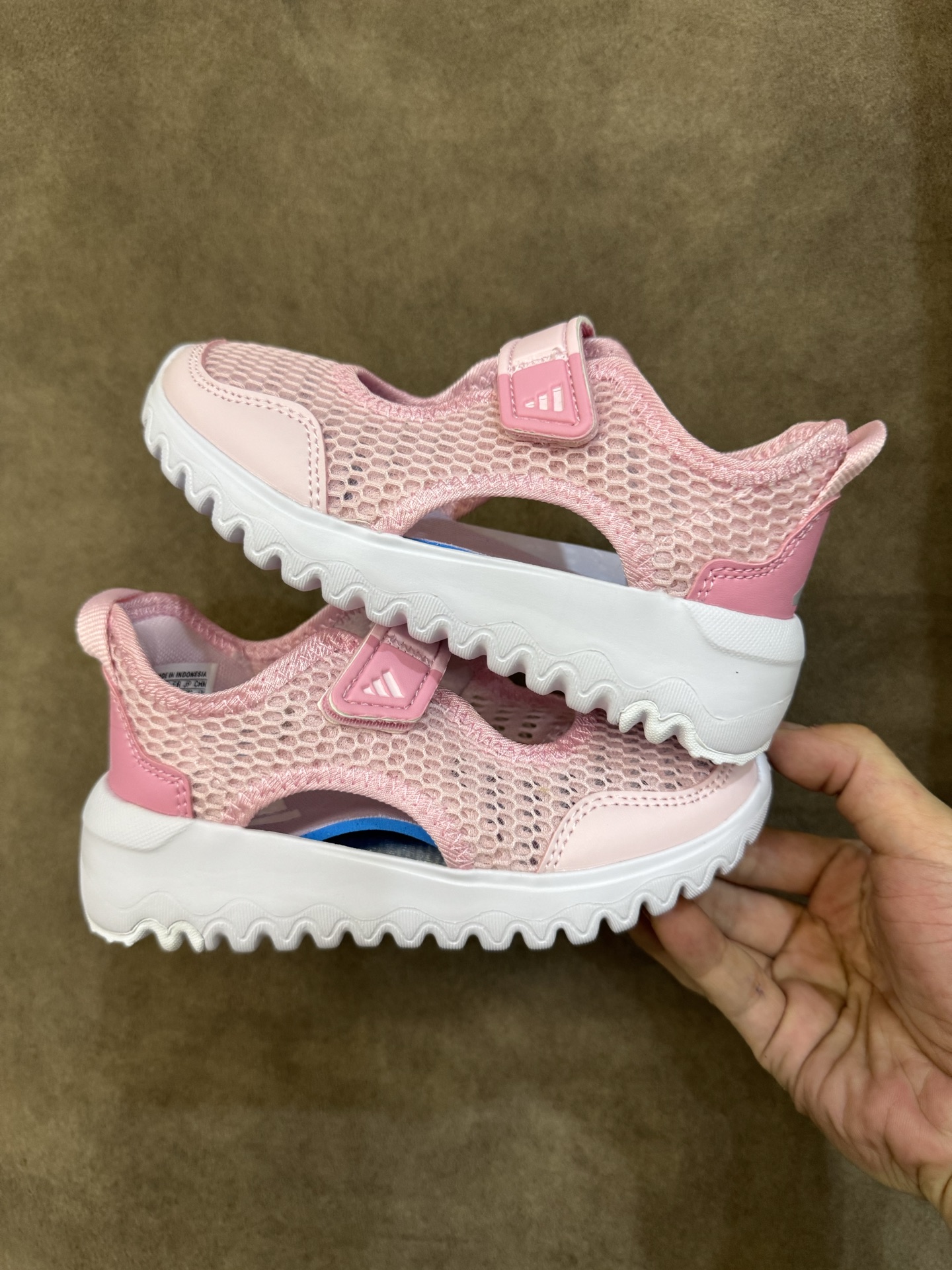 图片[8]-adidas阿迪达斯男女婴童魔术贴设计轻便凉鞋 尺码：28-37大童 百搭又不失时尚的三条纹 透气性网面，舒适不闷脚☁️ 耐磨防滑大底，脚感超赞👍🏻-选品中心