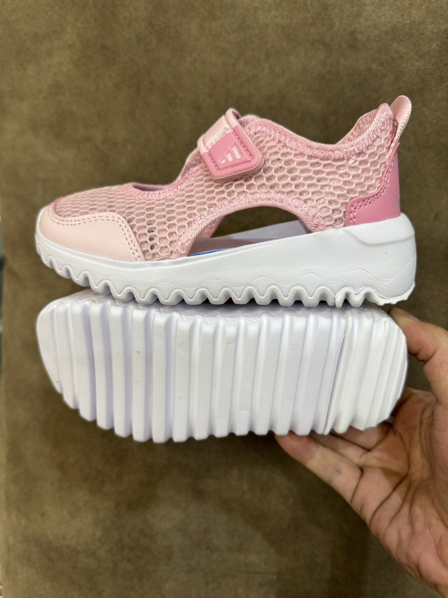 图片[9]-adidas阿迪达斯男女婴童魔术贴设计轻便凉鞋 尺码：28-37大童 百搭又不失时尚的三条纹 透气性网面，舒适不闷脚☁️ 耐磨防滑大底，脚感超赞👍🏻-选品中心