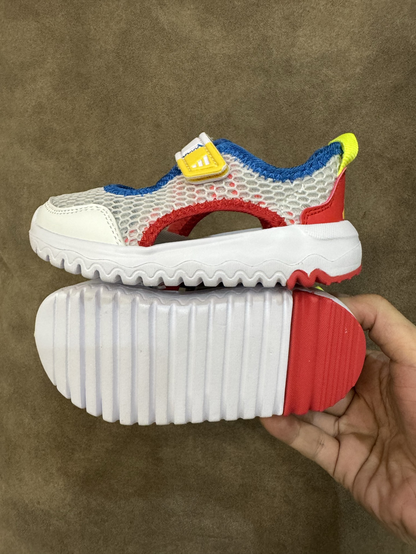 图片[9]-adidas阿迪达斯男女婴童魔术贴设计轻便凉鞋 尺码：22-27 小童 百搭又不失时尚的三条纹 透气性网面，舒适不闷脚☁️ 耐磨防滑大底，脚感超赞👍🏻-选品中心