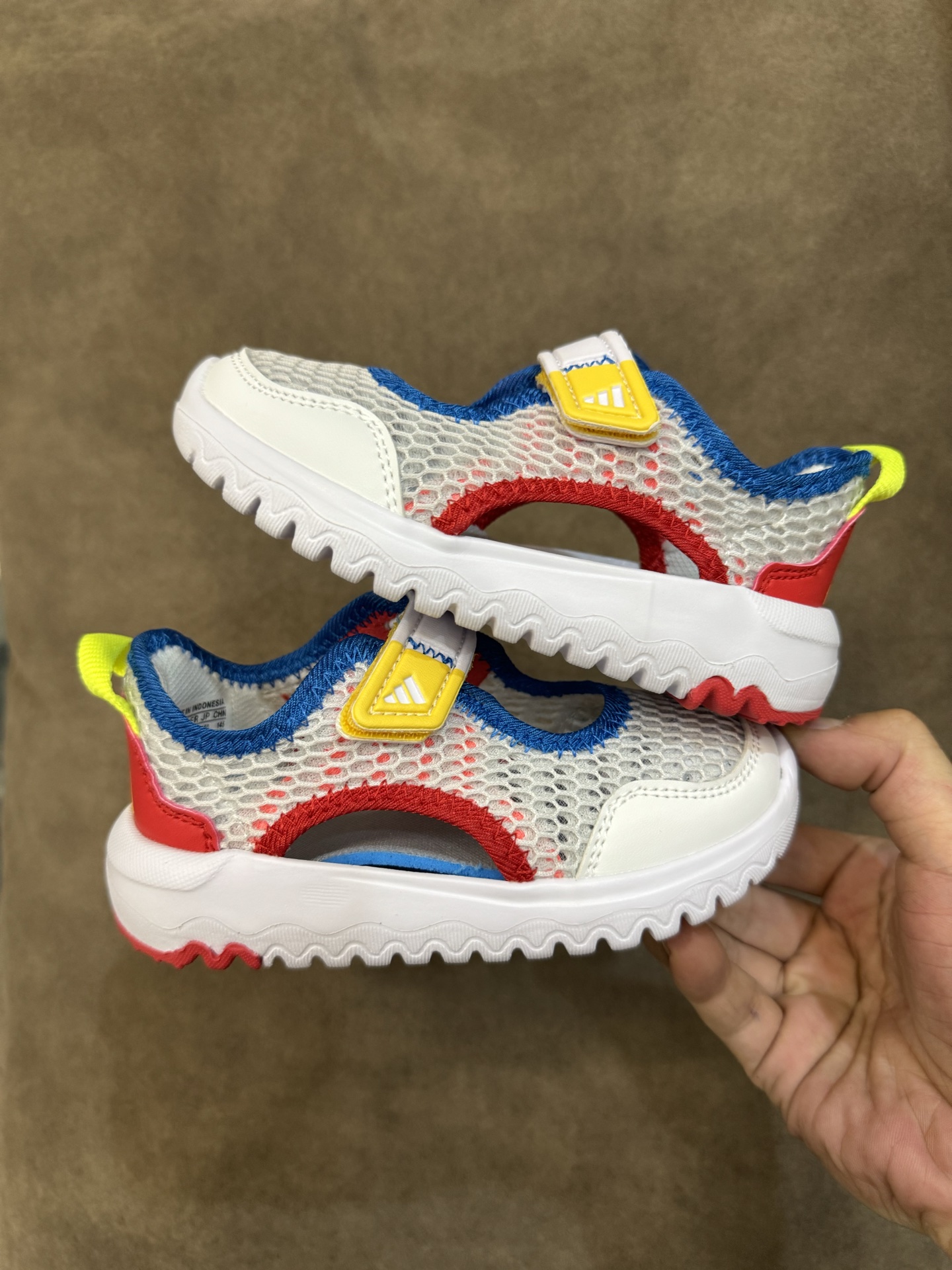 图片[8]-adidas阿迪达斯男女婴童魔术贴设计轻便凉鞋 尺码：22-27 小童 百搭又不失时尚的三条纹 透气性网面，舒适不闷脚☁️ 耐磨防滑大底，脚感超赞👍🏻-选品中心