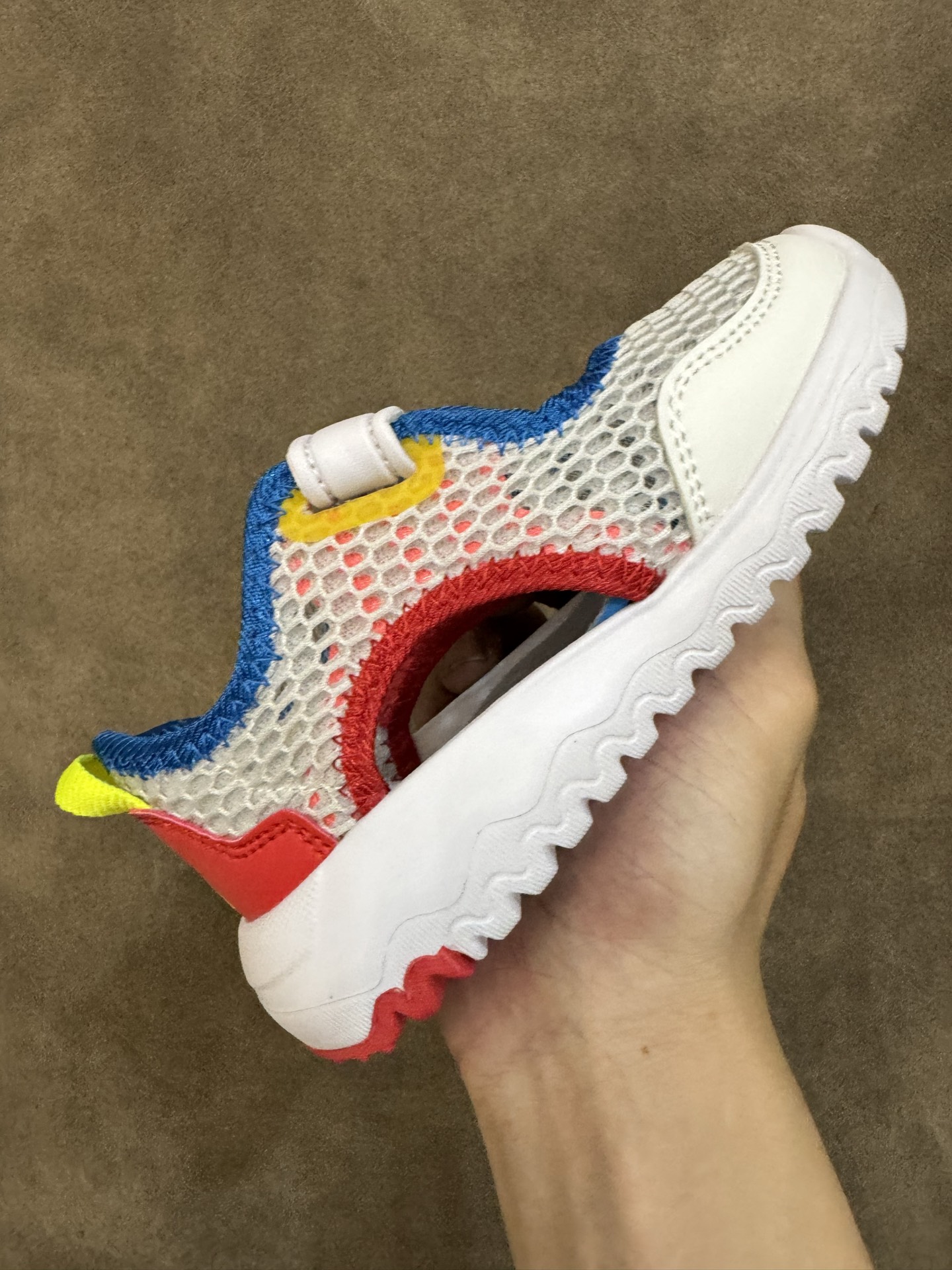 图片[5]-adidas阿迪达斯男女婴童魔术贴设计轻便凉鞋 尺码：22-27 小童 百搭又不失时尚的三条纹 透气性网面，舒适不闷脚☁️ 耐磨防滑大底，脚感超赞👍🏻-选品中心