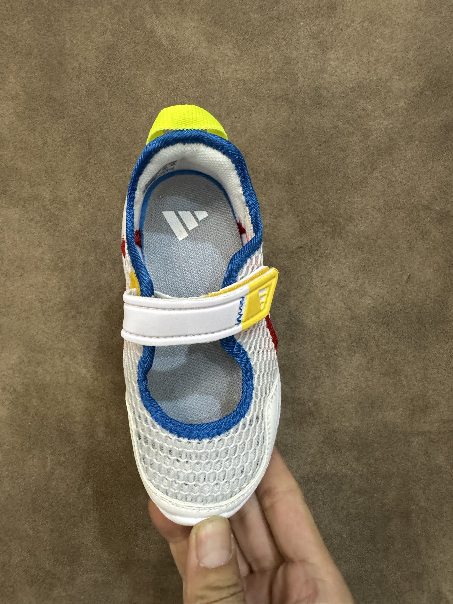 图片[6]-adidas阿迪达斯男女婴童魔术贴设计轻便凉鞋 尺码：22-27 小童 百搭又不失时尚的三条纹 透气性网面，舒适不闷脚☁️ 耐磨防滑大底，脚感超赞👍🏻-选品中心