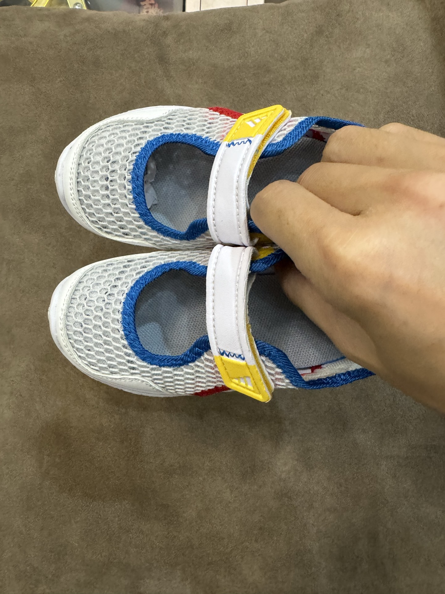 图片[2]-adidas阿迪达斯男女婴童魔术贴设计轻便凉鞋 尺码：22-27 小童 百搭又不失时尚的三条纹 透气性网面，舒适不闷脚☁️ 耐磨防滑大底，脚感超赞👍🏻-选品中心