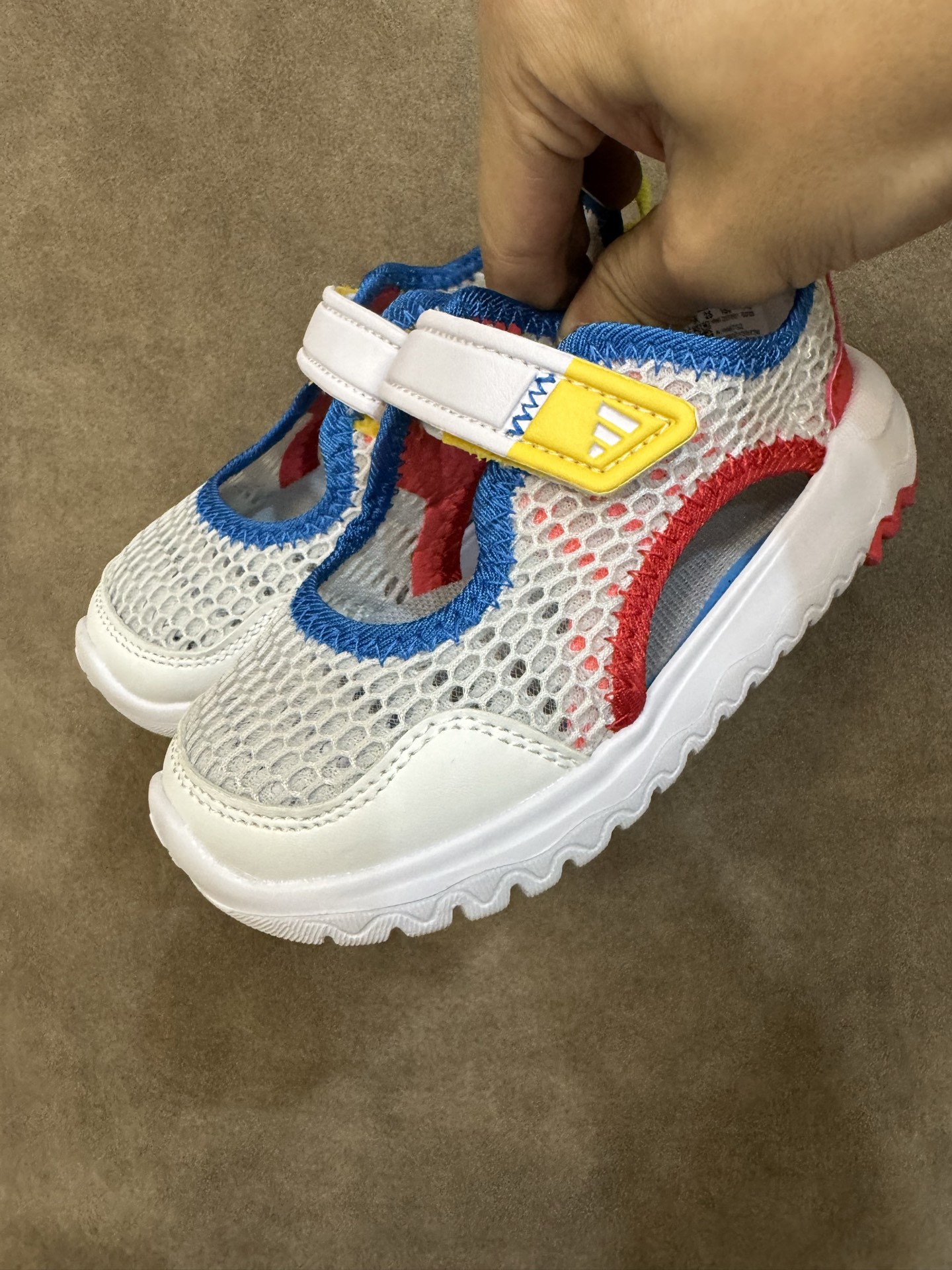 adidas阿迪达斯男女婴童魔术贴设计轻便凉鞋 尺码：22-27 小童 百搭又不失时尚的三条纹 透气性网面，舒适不闷脚☁️ 耐磨防滑大底，脚感超赞👍🏻-选品中心