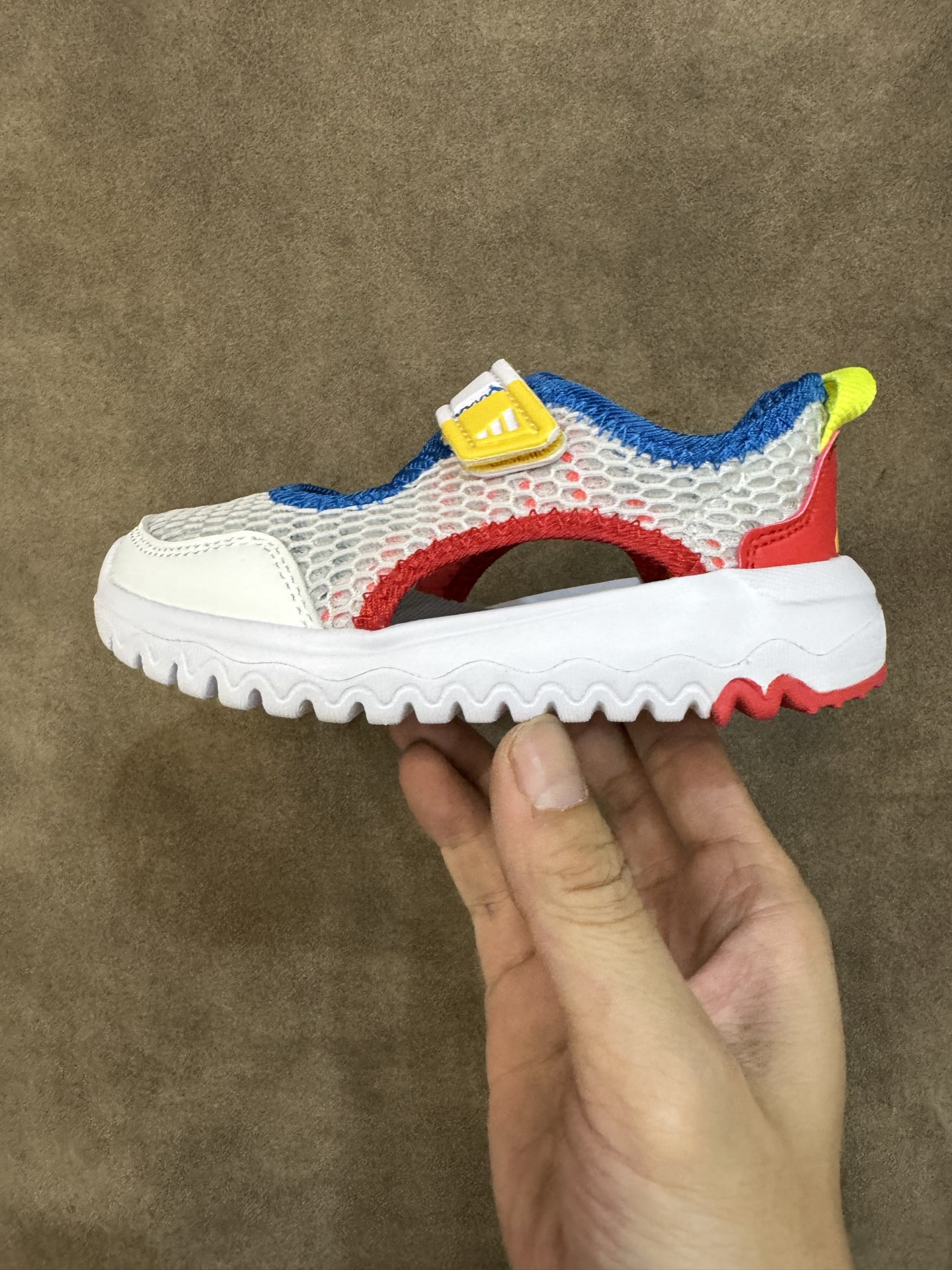 图片[3]-adidas阿迪达斯男女婴童魔术贴设计轻便凉鞋 尺码：22-27 小童 百搭又不失时尚的三条纹 透气性网面，舒适不闷脚☁️ 耐磨防滑大底，脚感超赞👍🏻-选品中心