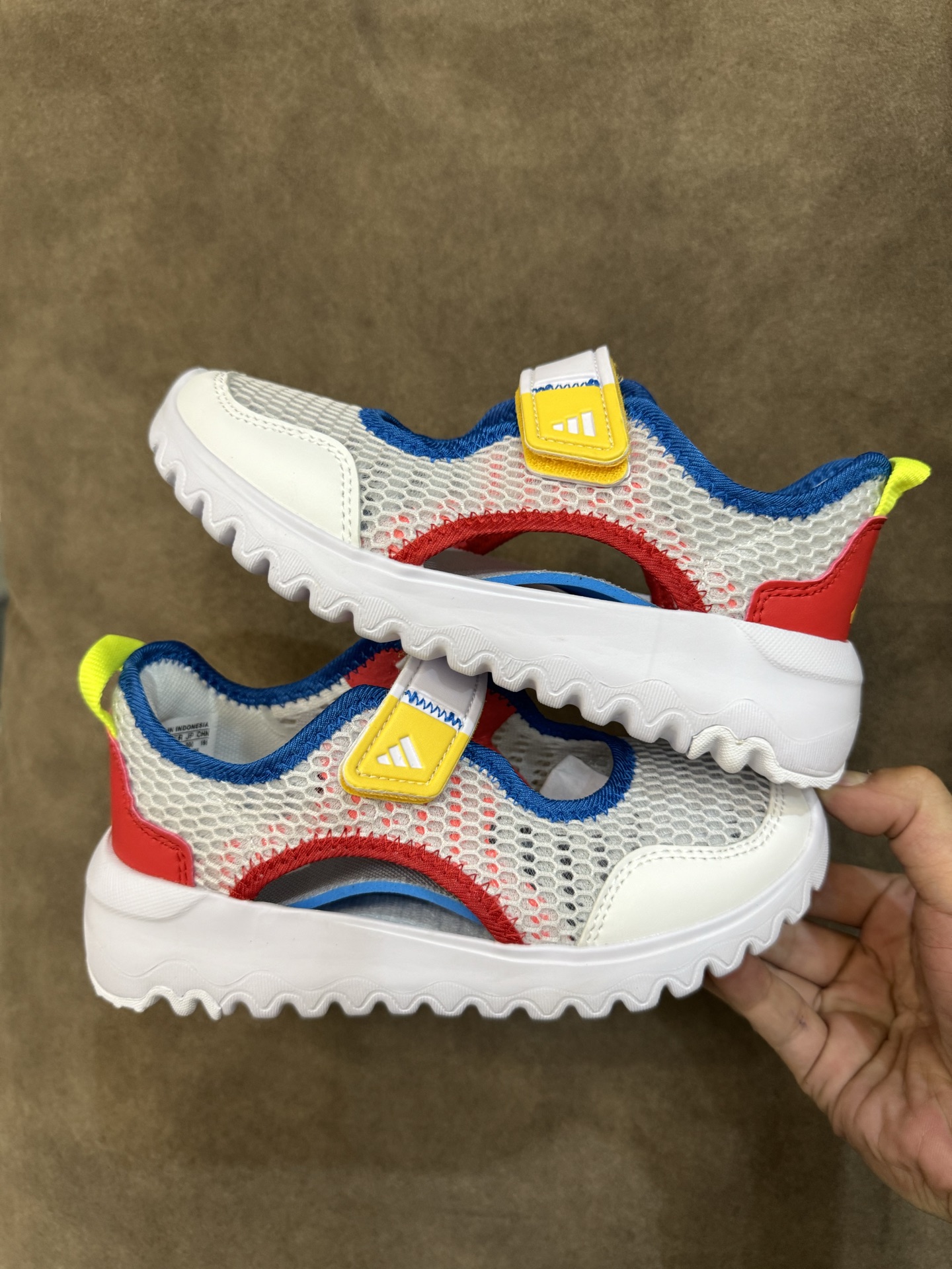 图片[8]-adidas阿迪达斯男女婴童魔术贴设计轻便凉鞋 尺码：28-37大童 百搭又不失时尚的三条纹 透气性网面，舒适不闷脚☁️ 耐磨防滑大底，脚感超赞👍🏻-选品中心