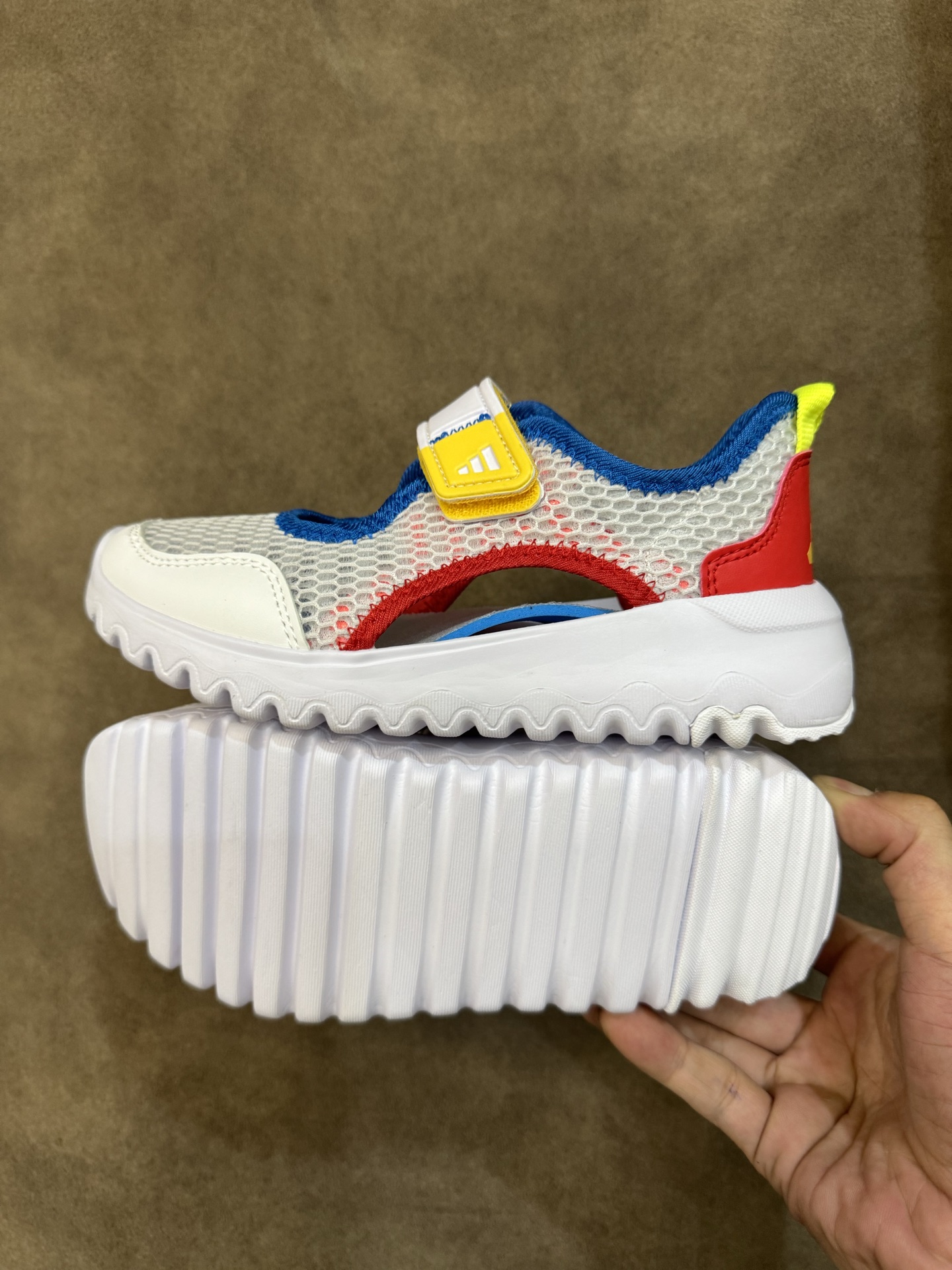 图片[9]-adidas阿迪达斯男女婴童魔术贴设计轻便凉鞋 尺码：28-37大童 百搭又不失时尚的三条纹 透气性网面，舒适不闷脚☁️ 耐磨防滑大底，脚感超赞👍🏻-选品中心