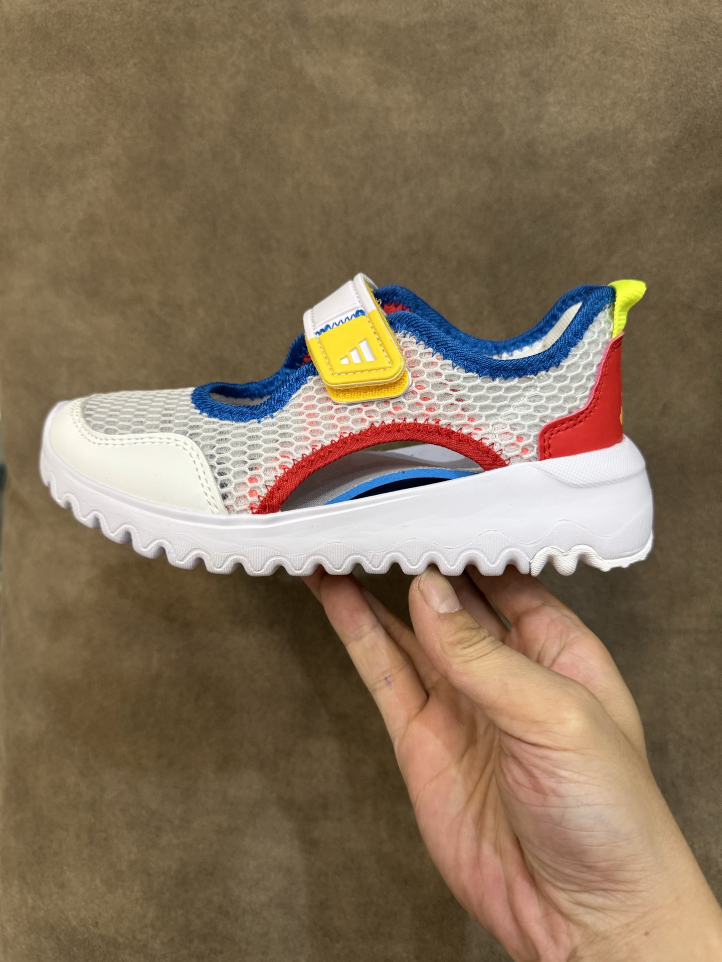 图片[4]-正确版本放 adidas阿迪达斯男女婴童魔术贴设计轻便凉鞋 尺码：22-27 小童 28-37大童 百搭又不失时尚的三条纹 透气性网面，舒适不闷脚☁️ 耐磨防滑大底，脚感超赞👍🏻-选品中心