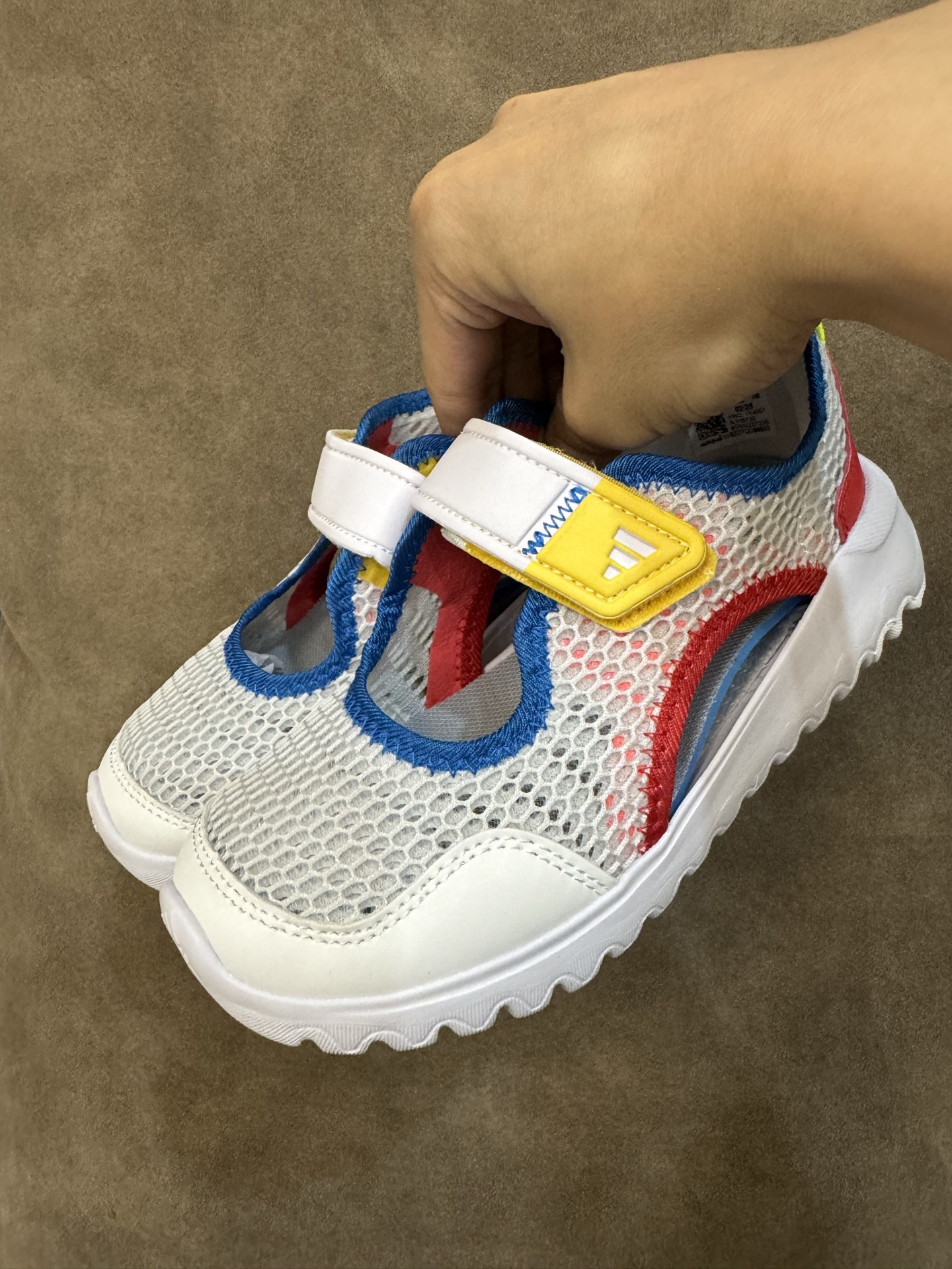 adidas阿迪达斯男女婴童魔术贴设计轻便凉鞋 尺码：28-37大童 百搭又不失时尚的三条纹 透气性网面，舒适不闷脚☁️ 耐磨防滑大底，脚感超赞👍🏻-选品中心