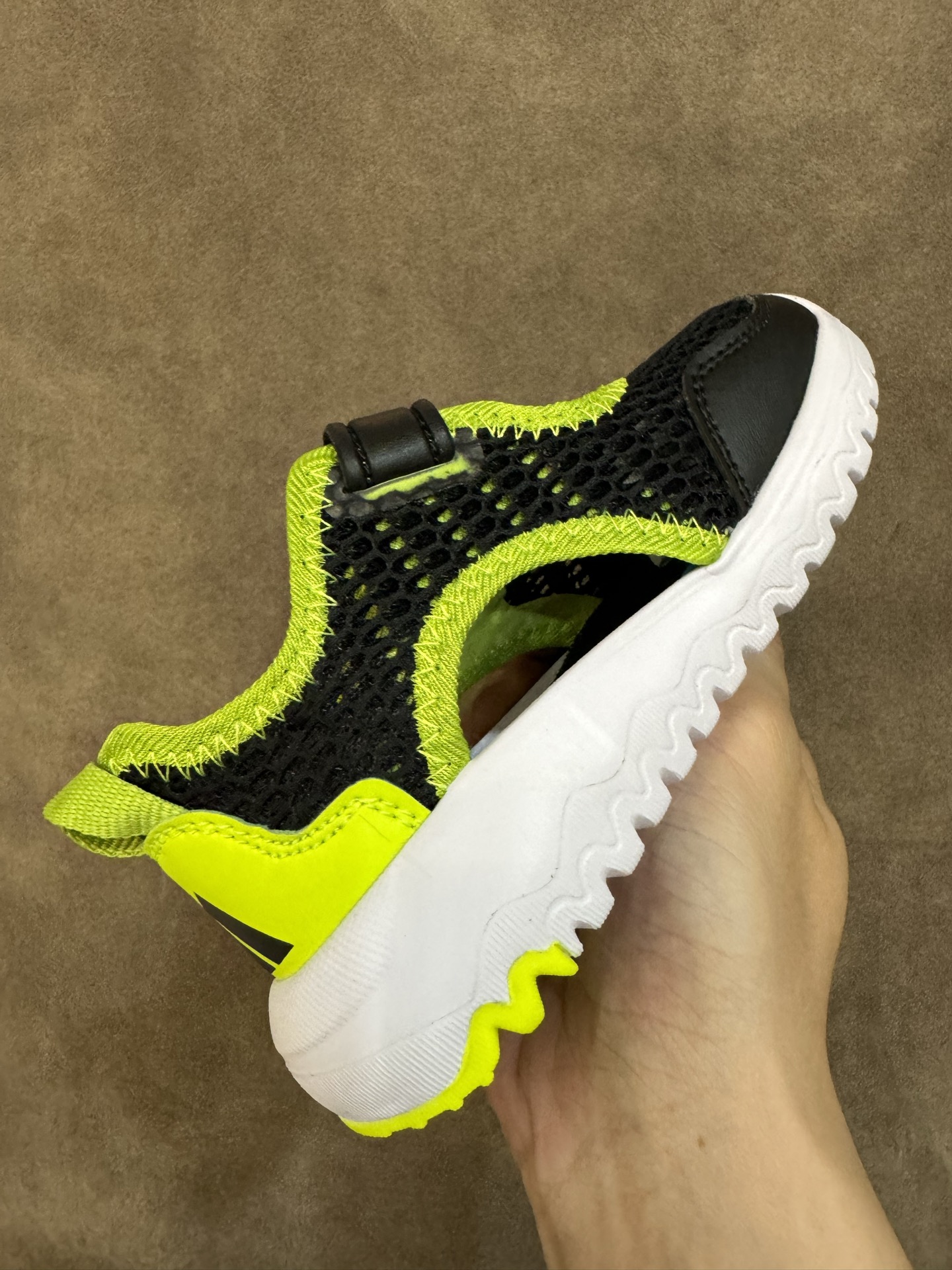 图片[5]-adidas阿迪达斯男女婴童魔术贴设计轻便凉鞋 尺码：22-27 小童 百搭又不失时尚的三条纹 透气性网面，舒适不闷脚☁️ 耐磨防滑大底，脚感超赞👍🏻-选品中心