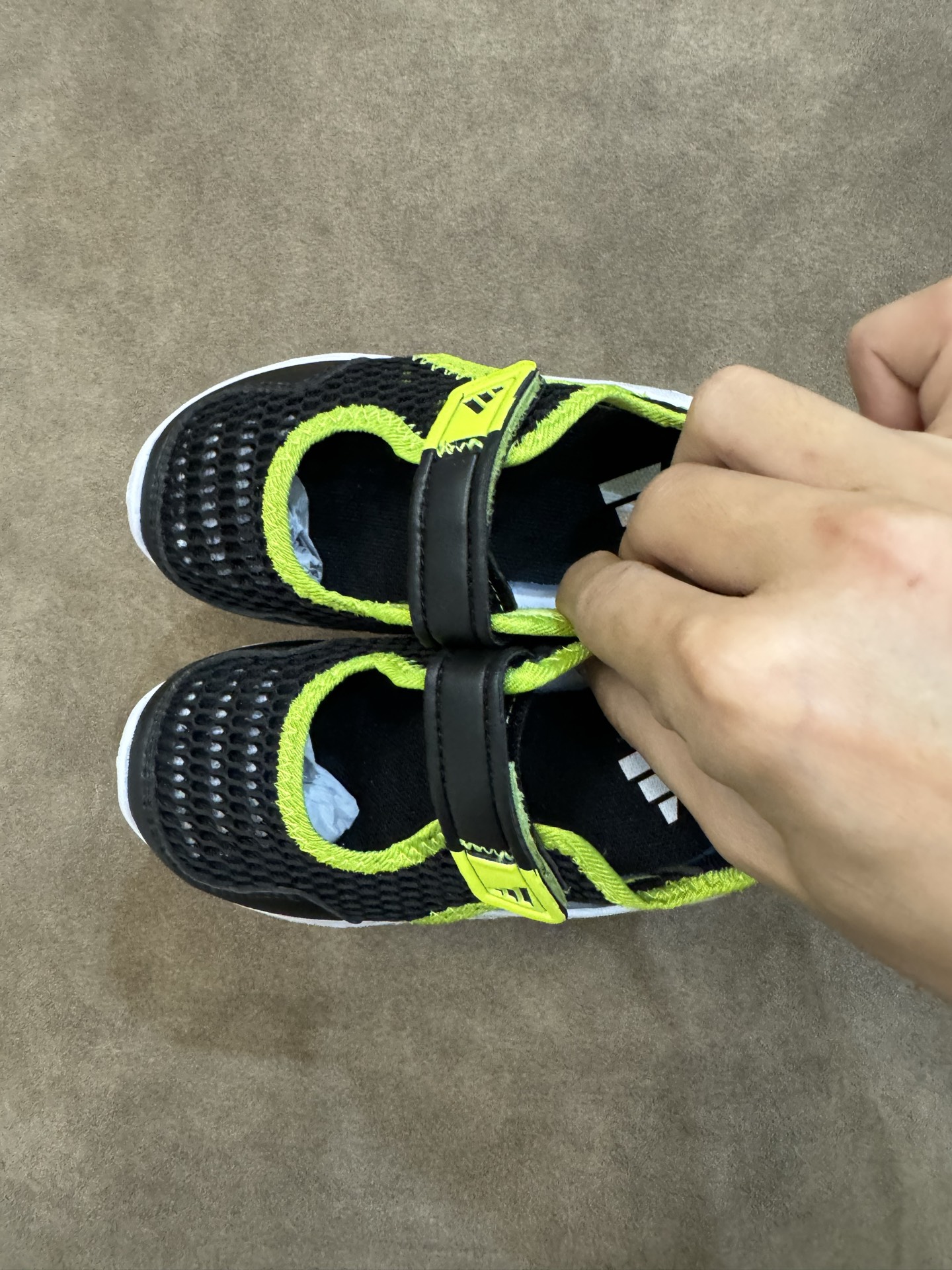 图片[2]-adidas阿迪达斯男女婴童魔术贴设计轻便凉鞋 尺码：22-27 小童 百搭又不失时尚的三条纹 透气性网面，舒适不闷脚☁️ 耐磨防滑大底，脚感超赞👍🏻-选品中心