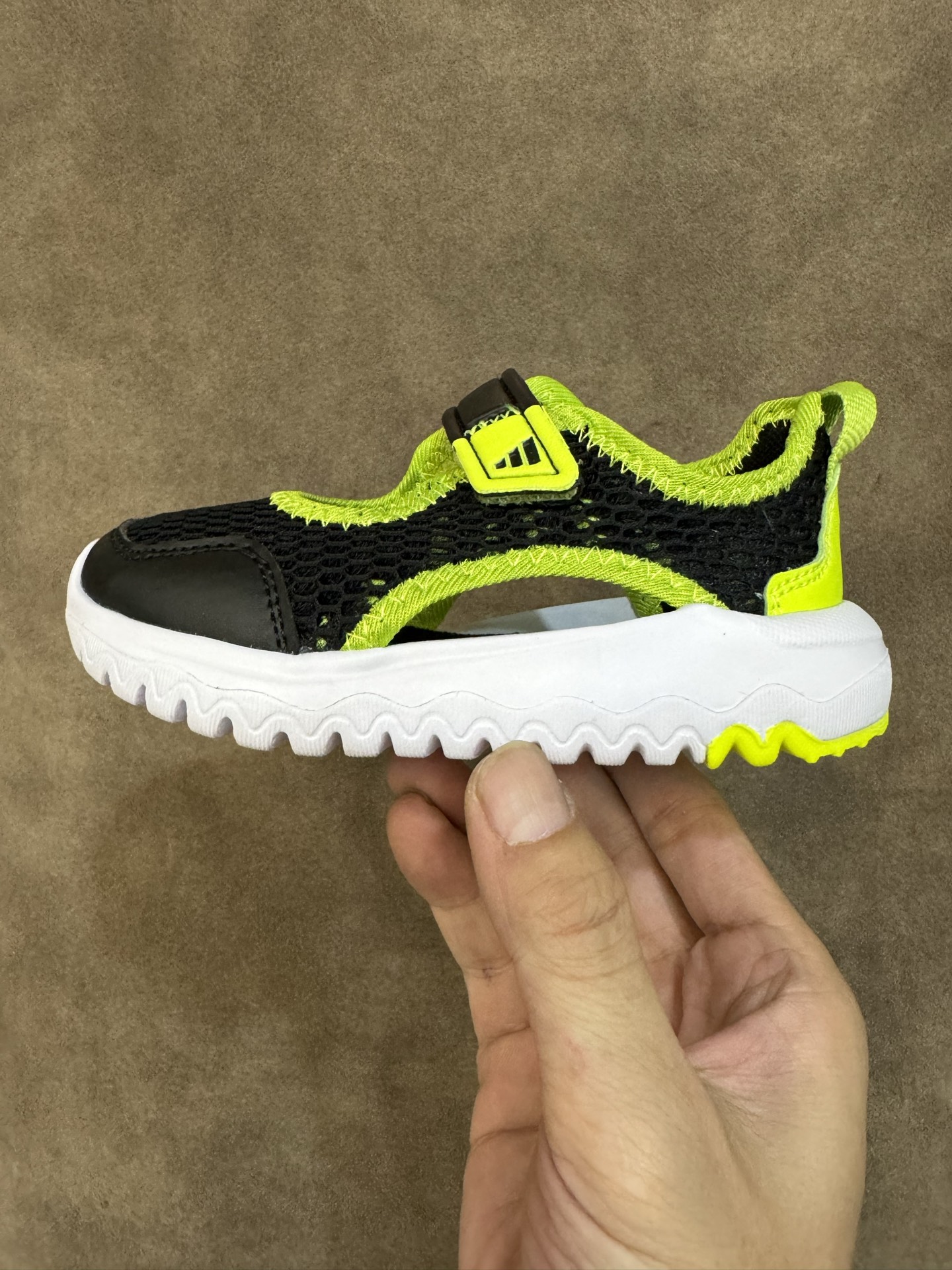 正确版本放 adidas阿迪达斯男女婴童魔术贴设计轻便凉鞋 尺码：22-27 小童 28-37大童 百搭又不失时尚的三条纹 透气性网面，舒适不闷脚☁️ 耐磨防滑大底，脚感超赞👍🏻-选品中心