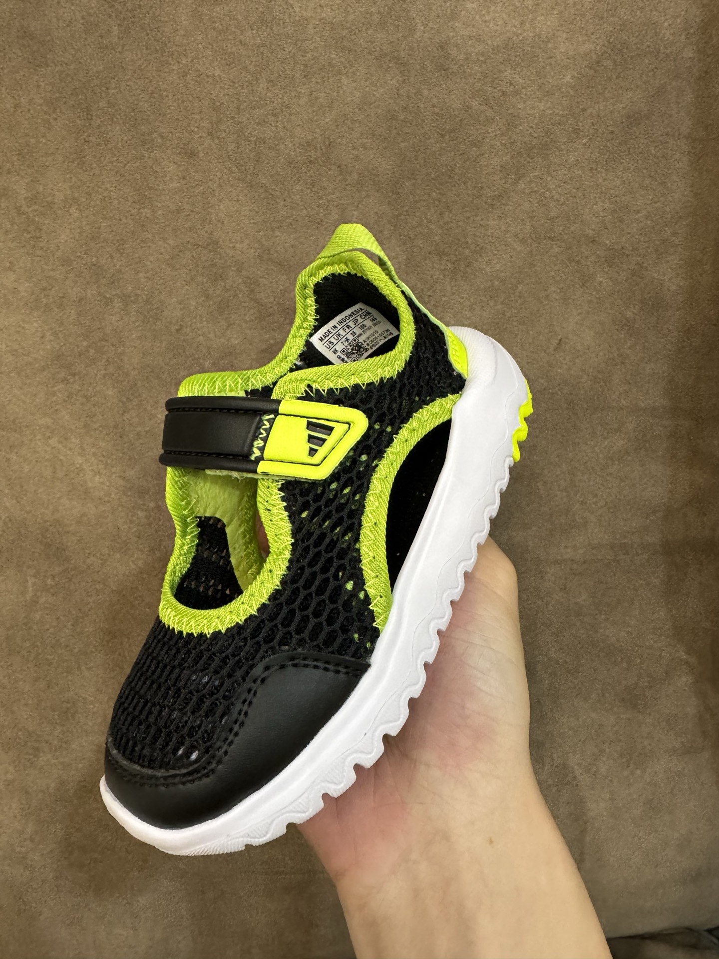 图片[4]-adidas阿迪达斯男女婴童魔术贴设计轻便凉鞋 尺码：22-27 小童 百搭又不失时尚的三条纹 透气性网面，舒适不闷脚☁️ 耐磨防滑大底，脚感超赞👍🏻-选品中心