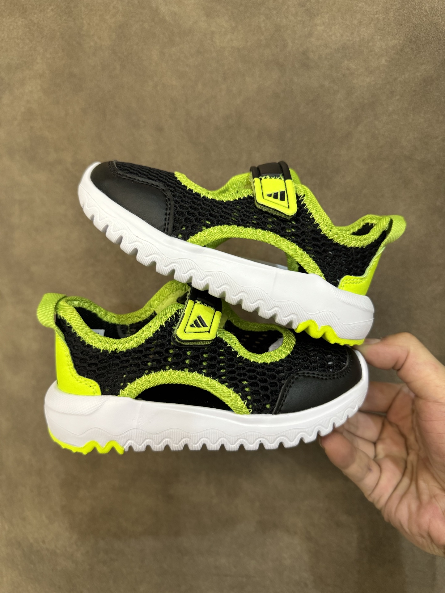 图片[8]-adidas阿迪达斯男女婴童魔术贴设计轻便凉鞋 尺码：22-27 小童 百搭又不失时尚的三条纹 透气性网面，舒适不闷脚☁️ 耐磨防滑大底，脚感超赞👍🏻-选品中心