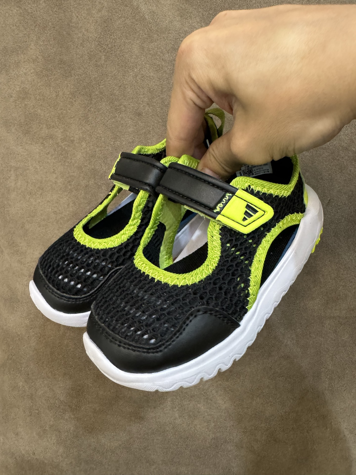 adidas阿迪达斯男女婴童魔术贴设计轻便凉鞋 尺码：22-27 小童 百搭又不失时尚的三条纹 透气性网面，舒适不闷脚☁️ 耐磨防滑大底，脚感超赞👍🏻-选品中心