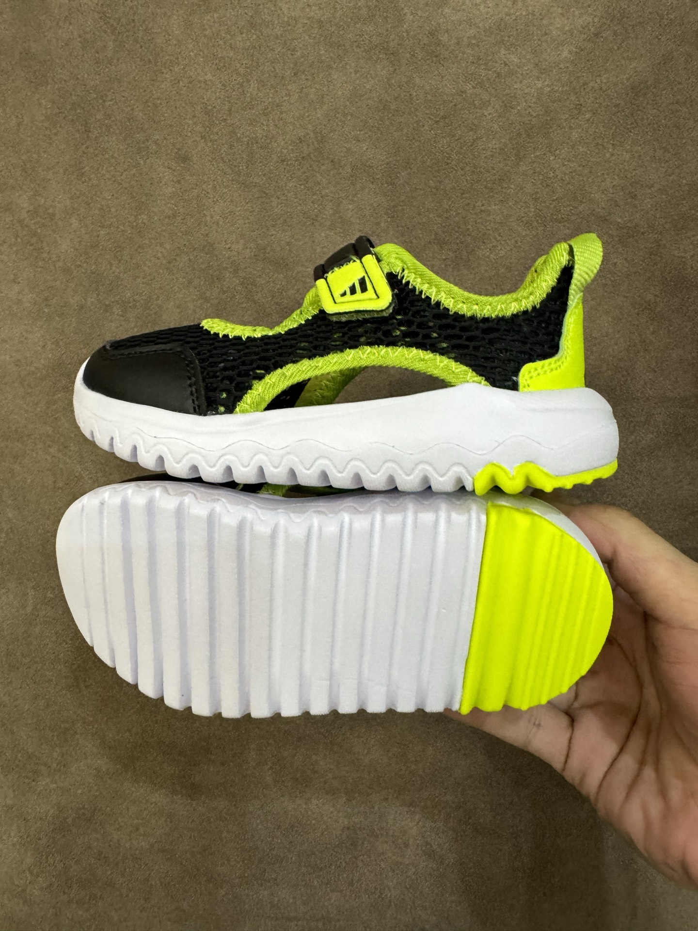 图片[9]-adidas阿迪达斯男女婴童魔术贴设计轻便凉鞋 尺码：22-27 小童 百搭又不失时尚的三条纹 透气性网面，舒适不闷脚☁️ 耐磨防滑大底，脚感超赞👍🏻-选品中心