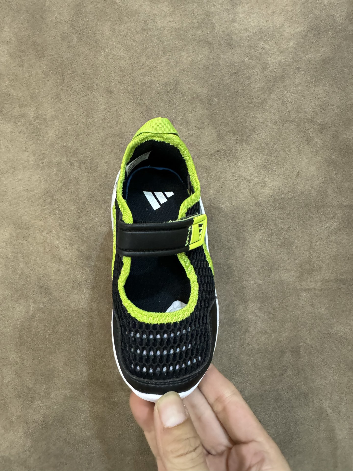 图片[6]-adidas阿迪达斯男女婴童魔术贴设计轻便凉鞋 尺码：22-27 小童 百搭又不失时尚的三条纹 透气性网面，舒适不闷脚☁️ 耐磨防滑大底，脚感超赞👍🏻-选品中心