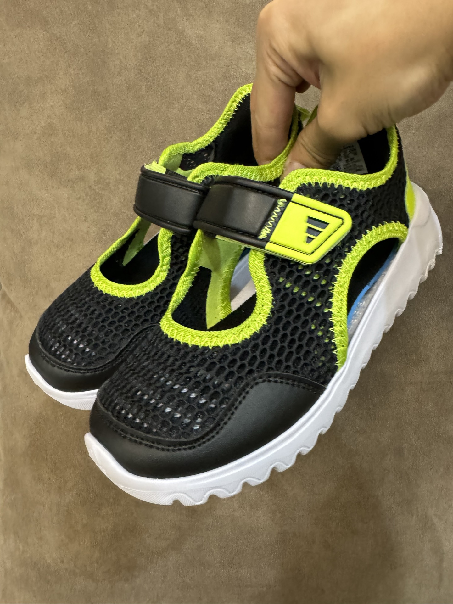 adidas阿迪达斯男女婴童魔术贴设计轻便凉鞋 尺码：22-27 小童 百搭又不失时尚的三条纹 透气性网面，舒适不闷脚☁️ 耐磨防滑大底，脚感超赞👍🏻-选品中心